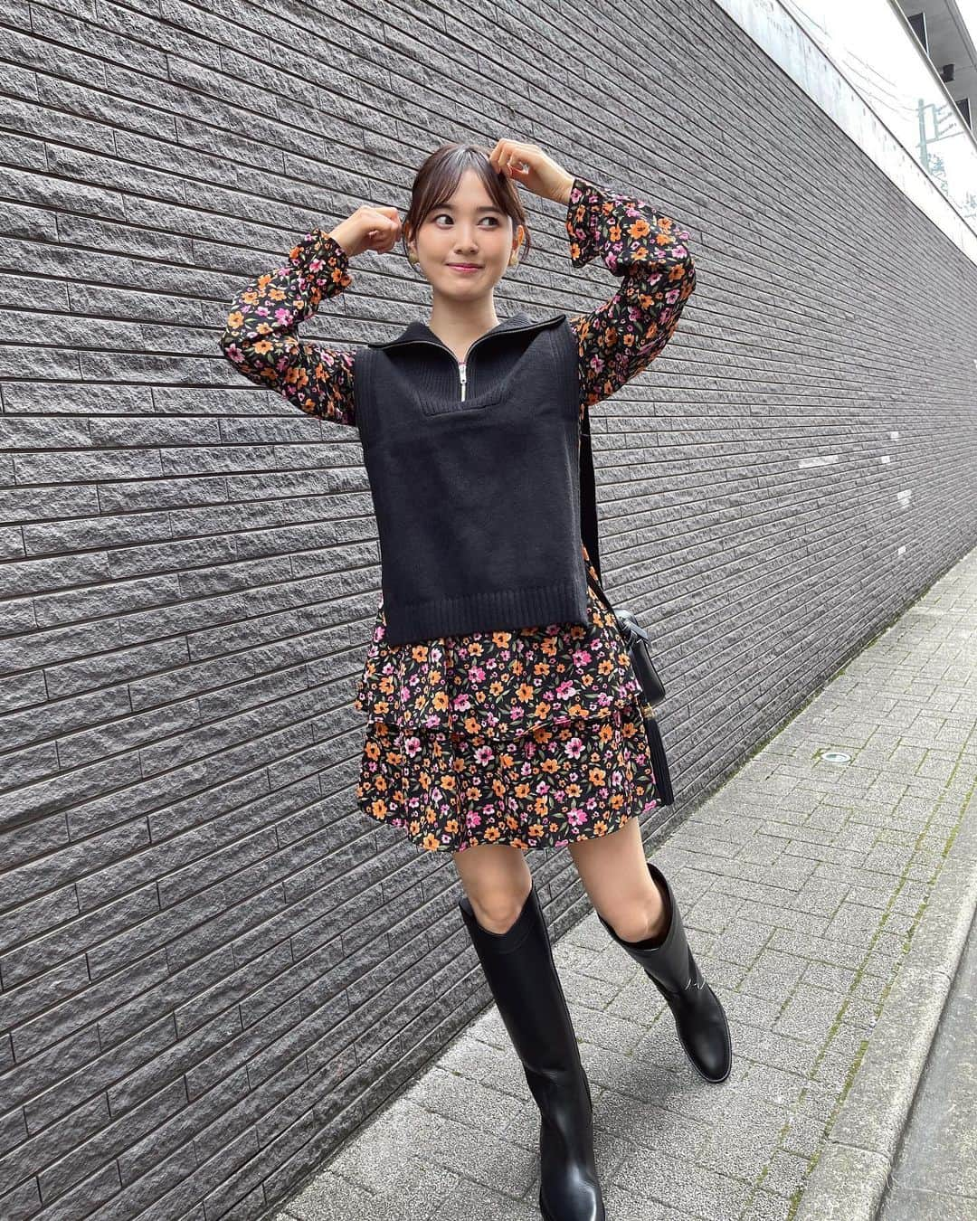 兒玉遥さんのインスタグラム写真 - (兒玉遥Instagram)「今年、新調したブーツ👢 （自分の誕生日🎂🥺）  ヒール低めで歩きやすくスタイルアップするブーツを探しててやっと出会えました🥺🖤  靴は履き心地良くないと結局履かなくなるから、試着必須！！  本当に探し回った、、、  今っぽいウエスタンブーツの形だけど、主張が控えめでどんなコーデにも馴染む！  まだ少しレザーが硬いので沢山履き慣らして、愛でるようにお手入れしようと思います❤️‍🔥  ワンピとニットネックの合わせもお気に入り🌼  ニットネックは夏物のワンピなどに合わせると一気に秋感でます💫  これからも「好き！」と思ったファッションを楽しみたい♪  #saintlaurent #ysl #ブーツ #AW #秋コーデ #ニットネックウォーマー」9月30日 18時45分 - haruka_kodama919