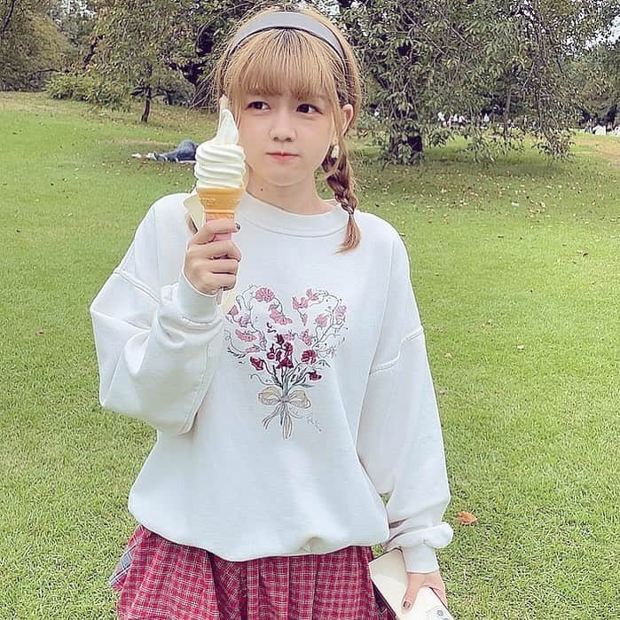 星野にぁのインスタグラム：「ソフトクリーム食べる女」