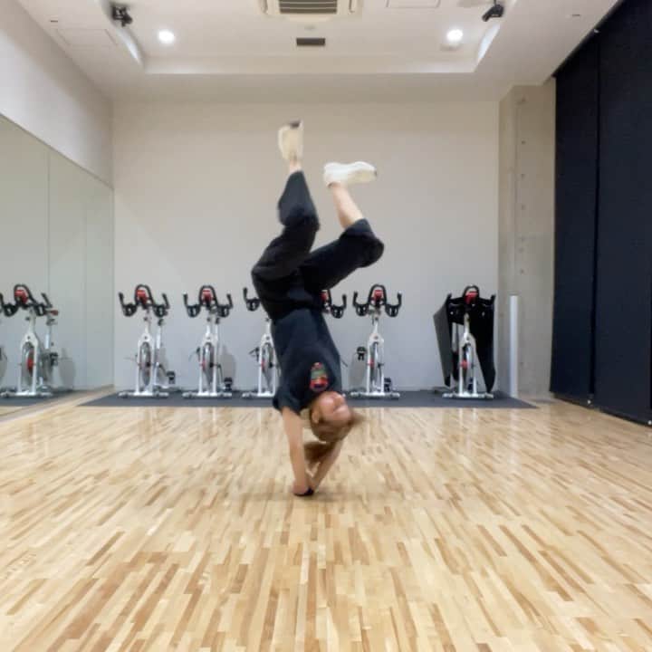 のインスタグラム：「. 2000 practice 😌💫 . フリーズ強くしたい！頑張る！！🔥 . . . #bboy #bgirl #breakdance #2000 #acrobatic  #kose #kose8rocks  #underarmour #powermoves #breaking #powermoves  #アンダーアーマー  #ブレイクダンス」