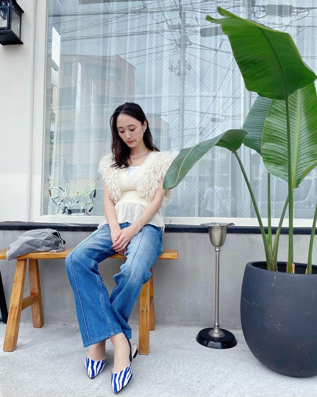 のインスタグラム：「私服  tops: @leinwande_official  denim: @ourlegacy  shoes: @nodoknits  bag: @bigotre_official  earring: @spinellikilcollin  #私服　#ニットベスト」