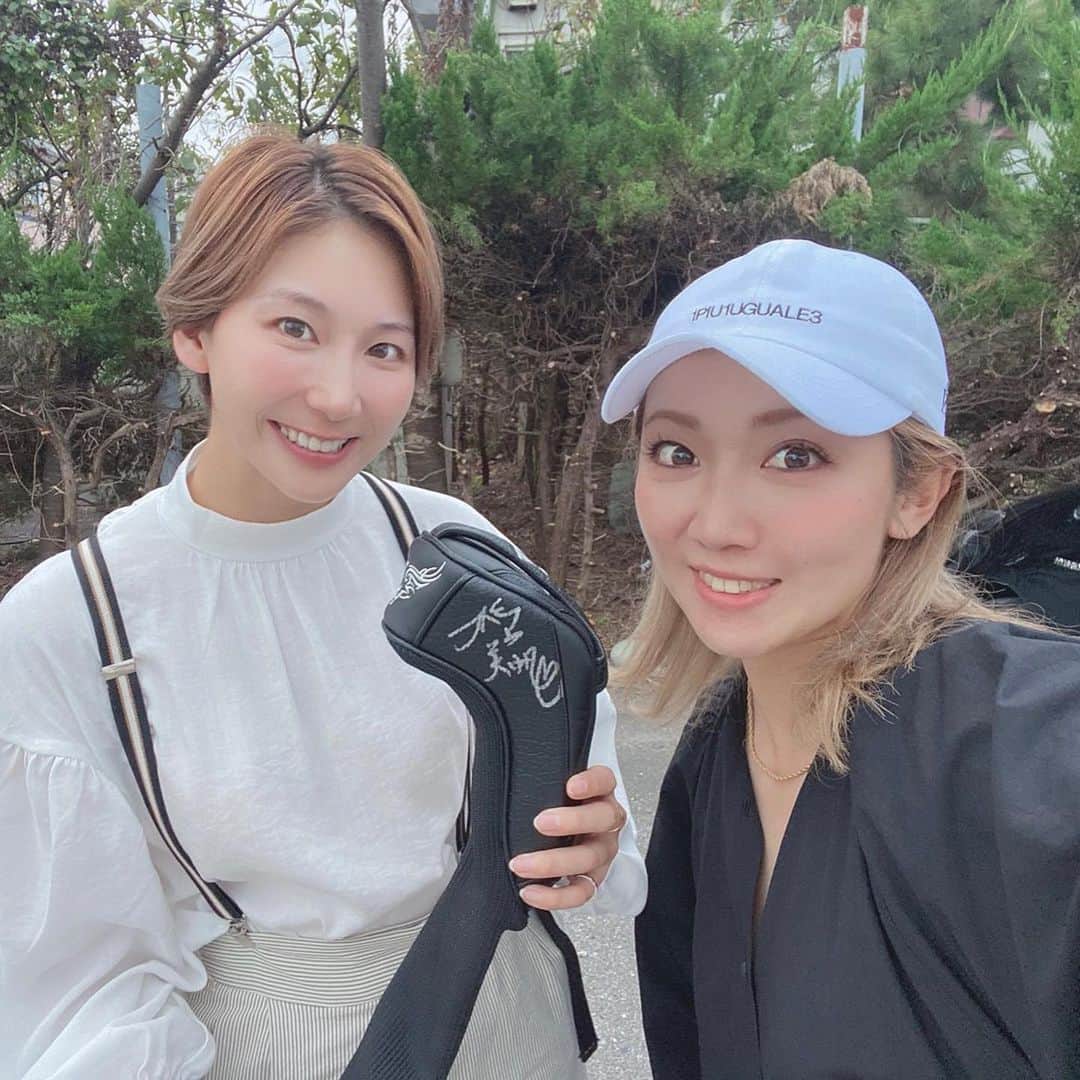 杉山美帆さんのインスタグラム写真 - (杉山美帆Instagram)「双子を育てながら働き過ぎのきゃなみ🥰 私もママになっても頑張れるかなあ🥺とりあえず美肌ママではいたいです笑🤣🤣🤣  前回富山でレッスンイベントに参加してくれた方が、リンディを買っていただき🥺💕  ヘッドカバーにサインとの事で、署名みたいな私のサインとかなみ❤️入り🤣💕  飛ばしちゃてください🥺✨✨✨✊🏻  ＃エステ #美肌 #女子力 ＃顔だけ肌ケア #肌 #バイトするならエントリー #全研本社 #myアセット #ドライバー #スイング動画 #ゴルフ #golf #リンディ #ドラコン #ゴルフウェア #ゴルフコーデ #リンディ #飛距離アップ」9月30日 19時05分 - mih0_golf