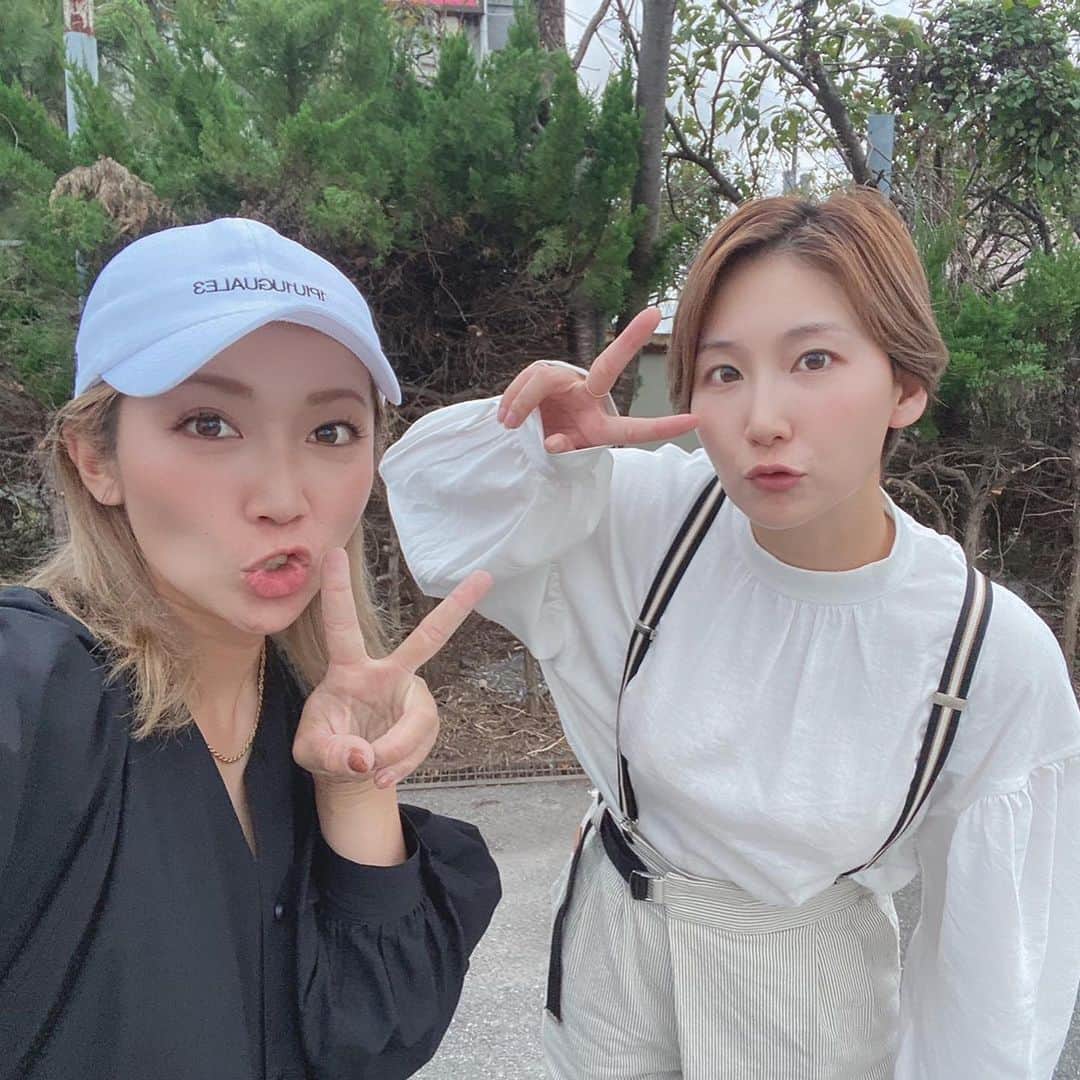 杉山美帆さんのインスタグラム写真 - (杉山美帆Instagram)「双子を育てながら働き過ぎのきゃなみ🥰 私もママになっても頑張れるかなあ🥺とりあえず美肌ママではいたいです笑🤣🤣🤣  前回富山でレッスンイベントに参加してくれた方が、リンディを買っていただき🥺💕  ヘッドカバーにサインとの事で、署名みたいな私のサインとかなみ❤️入り🤣💕  飛ばしちゃてください🥺✨✨✨✊🏻  ＃エステ #美肌 #女子力 ＃顔だけ肌ケア #肌 #バイトするならエントリー #全研本社 #myアセット #ドライバー #スイング動画 #ゴルフ #golf #リンディ #ドラコン #ゴルフウェア #ゴルフコーデ #リンディ #飛距離アップ」9月30日 19時05分 - mih0_golf