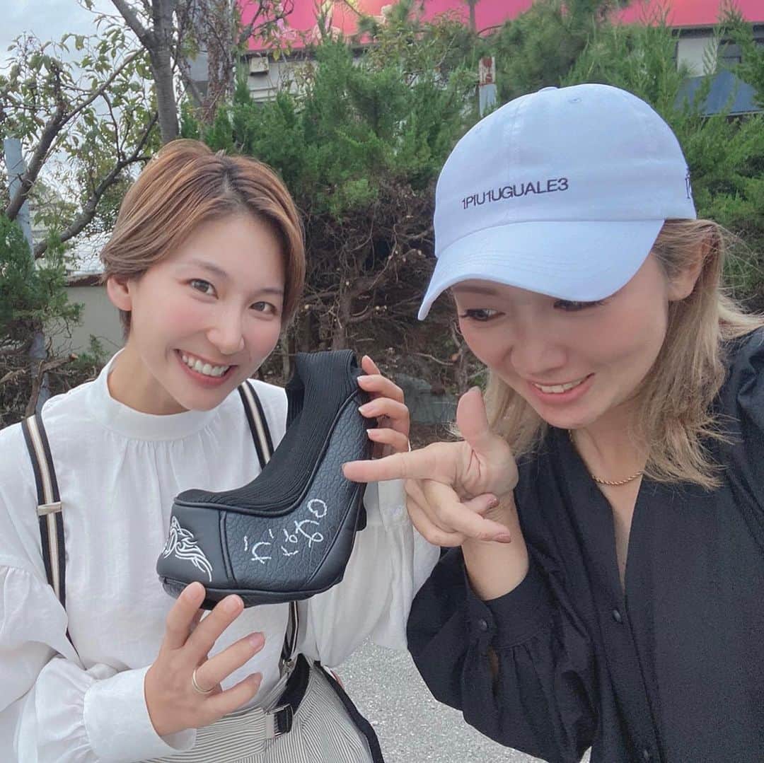 杉山美帆さんのインスタグラム写真 - (杉山美帆Instagram)「双子を育てながら働き過ぎのきゃなみ🥰 私もママになっても頑張れるかなあ🥺とりあえず美肌ママではいたいです笑🤣🤣🤣  前回富山でレッスンイベントに参加してくれた方が、リンディを買っていただき🥺💕  ヘッドカバーにサインとの事で、署名みたいな私のサインとかなみ❤️入り🤣💕  飛ばしちゃてください🥺✨✨✨✊🏻  ＃エステ #美肌 #女子力 ＃顔だけ肌ケア #肌 #バイトするならエントリー #全研本社 #myアセット #ドライバー #スイング動画 #ゴルフ #golf #リンディ #ドラコン #ゴルフウェア #ゴルフコーデ #リンディ #飛距離アップ」9月30日 19時05分 - mih0_golf