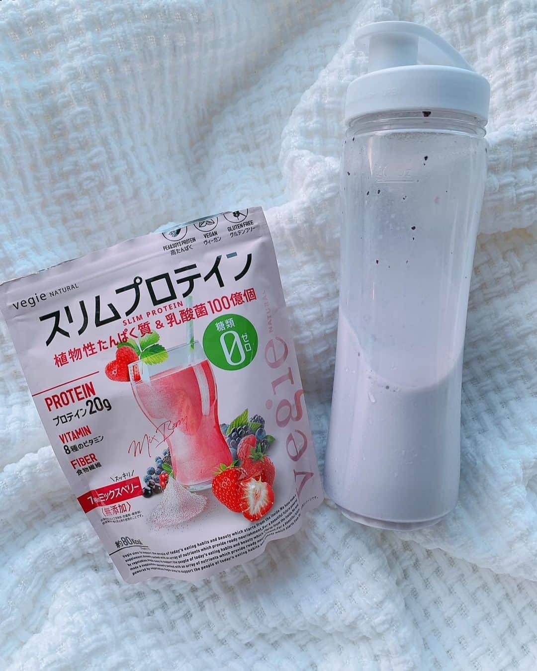 眞木美咲パメラさんのインスタグラム写真 - (眞木美咲パメラInstagram)「🍓🍓🍓  ジムに頻繁に行けなくなったからだね。 運動不足実感してる🐻‍❄️  プロテインもったりしててなかなか飲めないんだけど美味しいプロテインを見つけたのでシェア😌  このスリムプロテイン、甘ったるくなくてさらって溶けて飲みやすい😋 私は朝食にプロテインを飲みたいので牛乳とか豆乳で割って腹持ちよくしてる🕺 冷凍ブルーベリーとか入れるのもデザートみたいになって美味しいよ✨  お菓子大好きなんだけどこれ飲み始めてから食べる量減った😚 タンパク質も一杯でしっかり20gも取れるし 忙しかったり、ジムに行って身体を動かせないときに食事前に飲んで食欲を抑える『プロテインファースト』もおすすめ🍓  #スリムプロテイン #ダイエットチャレンジ #糖質オフ #糖質制限 #ダイエット #グルテンフリー #ヴィーガン #無添加 #PR」9月30日 19時17分 - pamypamypamy