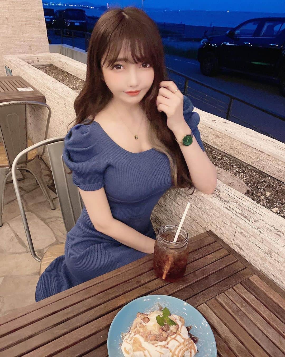遠藤 玲奈 /endo renaのインスタグラム：「秋服好きだけど、 陽が落ちるの早くて泣ける🥲  ダニエルウェリントンの大人気シリーズpetiteから5色の新色発売☻  写真でつけてるのは、 光沢感×レトロ感 「PETITE EMERALD」エメラルドグリーン🐊💚  フォロワーさん限定で、 15％OFFクーポン配布中です☻ 是非ストーリーでチェックしてみてくだされ🐩🤍  @danielwellington  #ダニエルウェリントン #DWincolor#カラーダイヤル#時計#腕時計#秋先取りコーデ #エメラルドグリーン」
