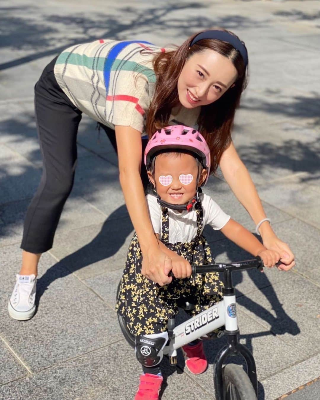 中西麻里衣のインスタグラム：「ストライダー練習〜🚲 まだ後ろから誰かが押し続けて遊ぶ状態…これがなかなか大人には辛い😂 兄たちのお下がりだけど取っておいてよかった♡」