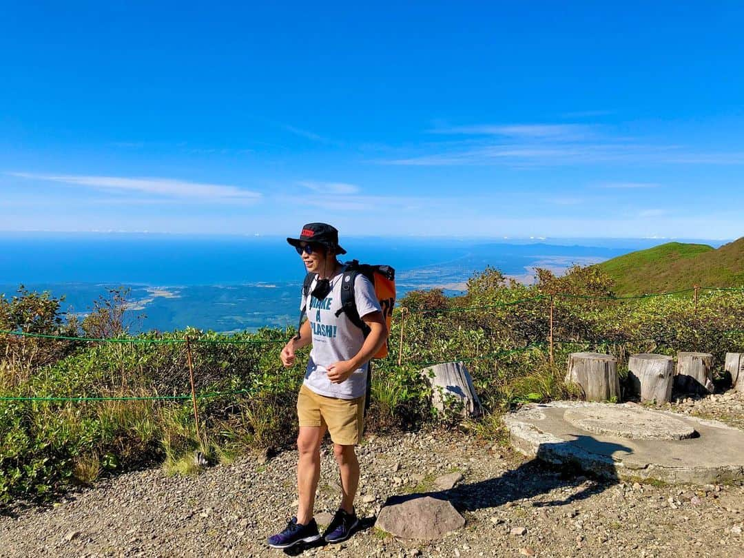 矢澤一輝のインスタグラム：「. 北海道見えた。 #岩木山 #登山 #登山コーデ #山 #絶景  #雨 降っても大丈夫 #防水 #バッグ #防水バッグ #ストリームトレイル #streamtrail #アウトドアコーデ #ハット #サングラス #tシャツ #アウトドア #キャンプ #写真好きな人と繋がりたい #旅  #カヌー #カヤック #アスリート #スポーツ #カヌーのお兄さん #ハイエースのお兄さん #トリップ #旅行好き #キャンパー #青森 #弘前」