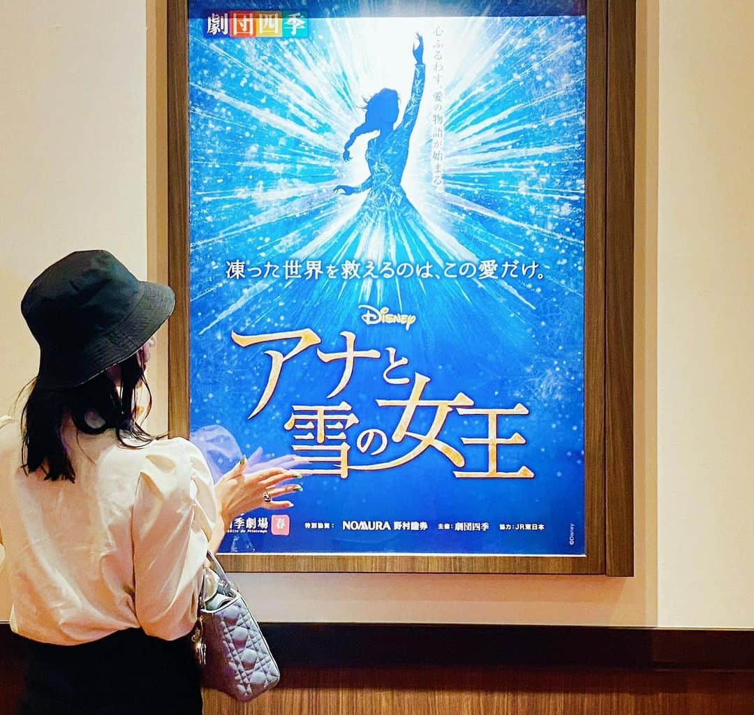 星奈あいさんのインスタグラム写真 - (星奈あいInstagram)「劇団四季のアナと雪の女王 見に行ってきました❣️ 流石のクオリティ(৹ᵒ̴̶̷᷄ ᵒ̴̶̷᷅৹)！！ . オラフとかアナが凍っちゃうシーンとかどうやって再現するの？？ って思ってたけど全く違和感なく 私的には映画より心情がわかり易く 入り込めました❄️ . アナ雪は有名な曲が多いけど その中でもLet it Goが演出含め 素晴らしすぎました✨✨ 情景をプロジェクションマッピングで 現してくれる舞台だったのだけど その特徴が1番色濃く出ていたシーンで あのシーンが3次元でこんなに美しく再現できるのか…！と！！ 感動〜っヽ( °° )ﾉ.ᐟ.ᐟ あのシーンだけでも何回もみたい… . 9月はお誘いいただいたり 観たかったものがあったりと 舞台を見に行くことが多くて色々と感じるものがありました、 芸術の秋先取りした気がするので 10月は引きこもりたいな〜😂 . こうして落ち着いて 自由にやりたいことできてるのも メンヘラだった私を嫌わないでいてくれて応援してくれているファンの皆さんのおかげです(｡ŏ﹏ŏ)♡ さんきゅうありがとうらぶ♡♡  #劇団四季アナ雪  #芸術の秋 #星奈あい」9月30日 19時49分 - hoshina_r18