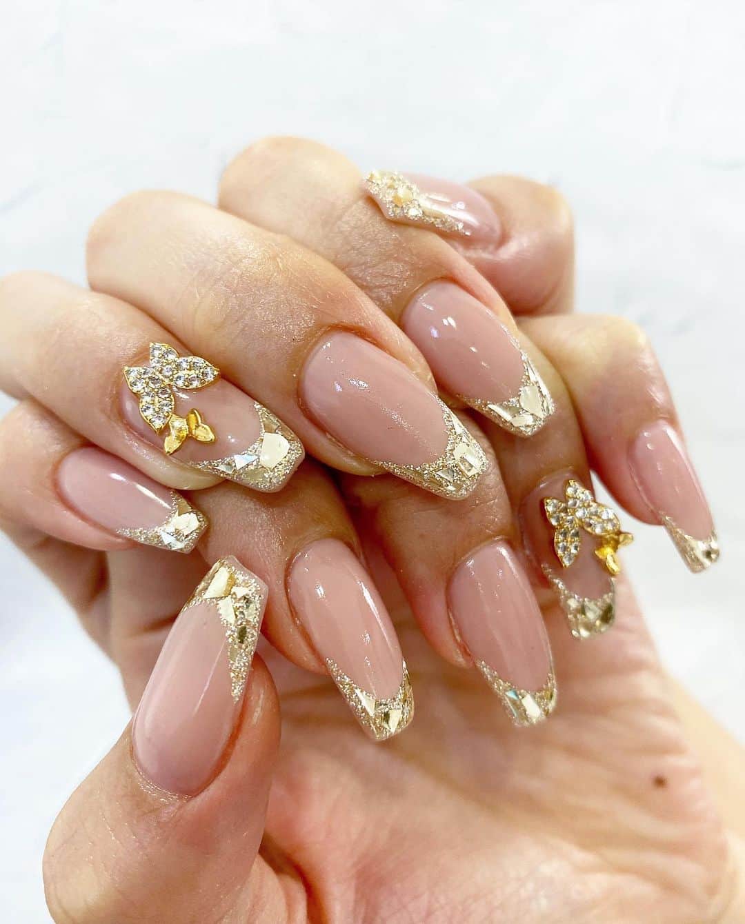 のインスタグラム：「𝙉𝙚𝙬 𝙣𝙖𝙞𝙡   うるうるつやつやネイル💅🥺  ちっちゃい蝶々がまたかわいい🦋 次もミラーフレンチやりたい🪞笑  担当/@10mme18 さん♡  早い、丁寧、センス良きで 本当毎月ネイル行くのが楽しみです🥺  いつもかわいくしてくれて ありがとうございます💕」