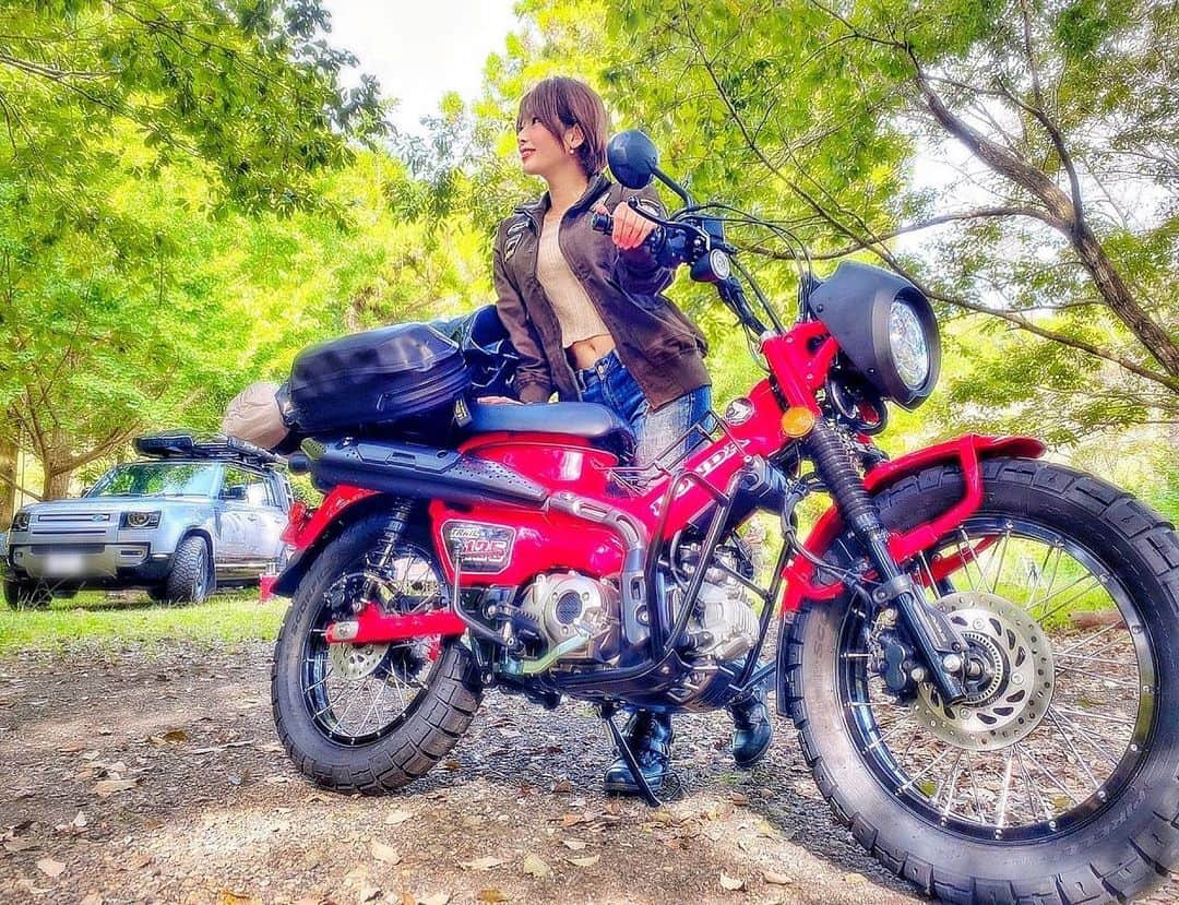 りほさんのインスタグラム写真 - (りほInstagram)「HONDA ハンターカブ❤️🛵  かっこよすぎるこのカスタム🤩 @funforttinyunit  今日は静岡で撮影でした❤️☺️ 台風で昼から雨予報だったけどなんとか晴れてた！ 晴れ女発揮！🌈😆バイクの免許は水上から大型まで持ってるけど排気量小さいバイクもおもしろいっ😍  山の中気持ち良すぎるーっ💕  バイクとか車とか自然とか大好きなものがいっぱいで幸せ。 山の中でぼーっとするの好き。   ハンターカブ乗りやすくて色んなことできてほしくなった！！🥺このカスタムされたカブがたまらん！！カブなのにカッコ良すぎる😍林道走りたい！！！  クラッチとか普段乗ってるバイクと違うのね！😳笑  バイクでソロキャンプとかしたいなー❤️😆また撮影した雑誌とか細かいことはお知らせするからチェックしてね💕☺️ @outdooraso_vehicle   #スーパーカブ　#スーパーカブカスタム #スーパーカブc125 #supercubc125 #supercub #supercub125 #hondasupercub #ホンダスーパーカブ #カブ #バイク　#バイク女子　#hondabike #ハンターカブ　#ハンターカブカスタム #huntercub #ホンダバイク #カスタムバイク　#アウトドア　#outdoor #アウトドア女子 #outdoorgirl #キャンプ女子　#キャンプ #キャンプコーデ #キャンプ初心者 #ソロキャンプ女子 #ソロキャンプ　#キャンプツーリング #camptouring #campgirls」9月30日 19時58分 - ri1ho