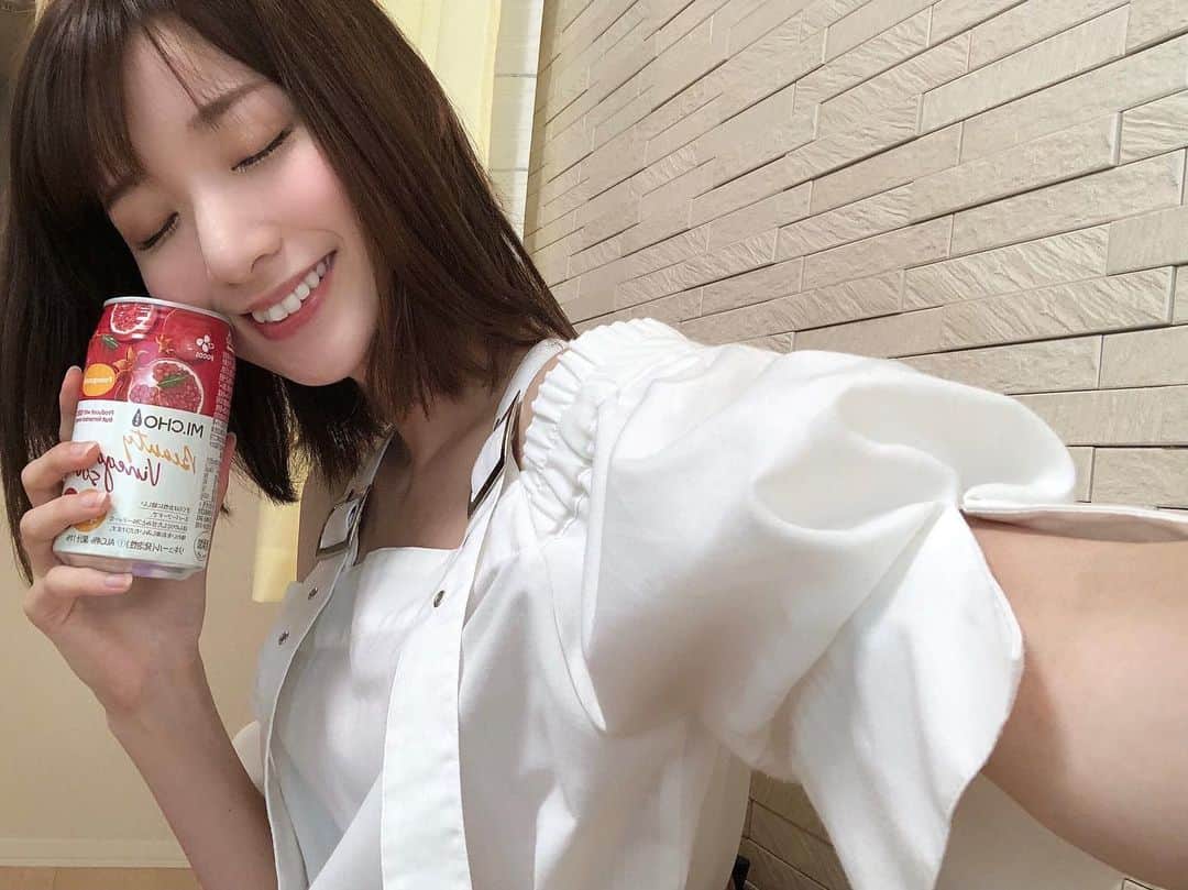 杉枝真結のインスタグラム：「☺︎ 韓国ドラマを見始めたら、止まらない。。 止められないの、なぜか教えてほしい…🥰😂 寝不足になってもいい日しか観ないがルールw そんなある日のお家ご褒美時間🦋な図！！ 今話題のビューティービネガー美酢から サワーが登場したのを知り、夜のお供に🍹 アルコール度数が４%で飲みやすいので✨ お風呂上がりのリラックスタイムにもぴったり！ ざくろ❤️カラマンシー💚パイナップル💛 ３種類とも好きな味だから、迷う派です🙋‍♀️笑 100％果実発酵のお酢から出来た美酢のサワーなので フルーティーさとお酢のほんのり酸っぱさが絶妙なのです🤭 皆さんの、好きな韓国ドラマが知りたい。🎞 #美酢 #ミチョ #ビューティーチャージ #ビューティービネガー #ビューティービネガーサワー #PR @micho.jp_official」