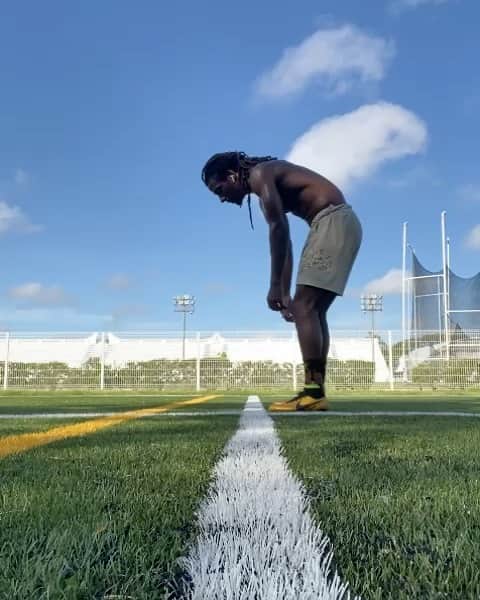 セルジオ・ブラウンのインスタグラム：「First time back on the floor in a min. Dance moves need work. Let me hit up @dickssportinggoods for some bands, lateral movement needs to be more sturdy. Shooting for that @redbulldance title.   Coach @snoopdogg How i look?」