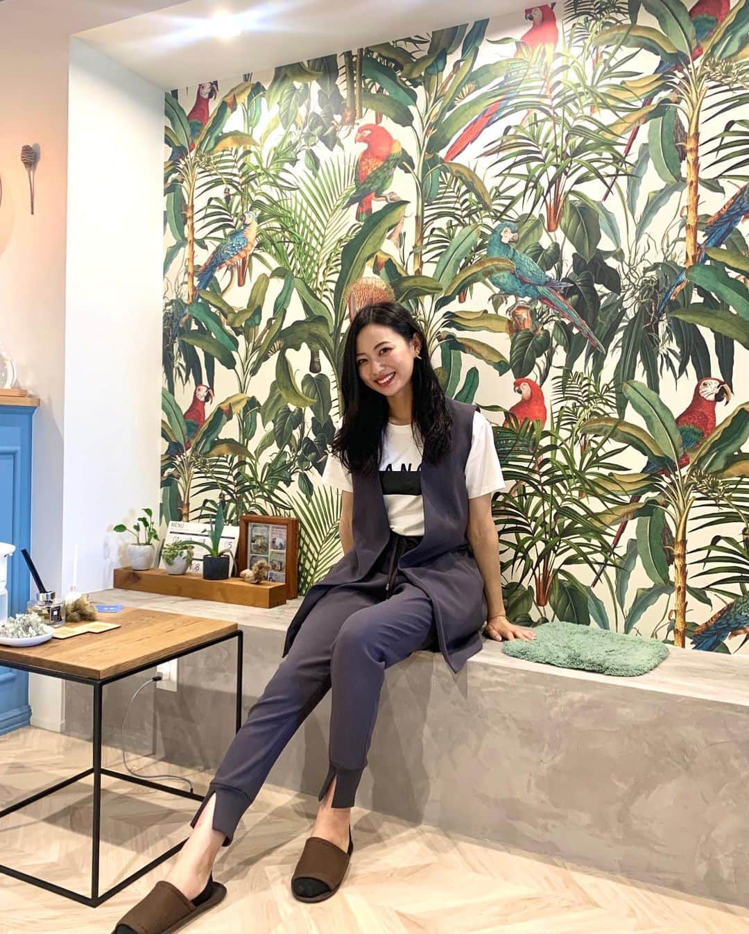 のインスタグラム：「阪急苦楽園口駅と夙川駅の間ら辺にある、@_bescent_ さんに行ってきました💓  @_piyogram_ も行ってて、ずっと気になってたヘッドスパ（脳洗浄）を受けることができました🌷 効果の結果はスワイプして見てください✨（上がbeforeで、下がafter）  小顔マッサージもしてもらってんけど、頬がきゅいん！って上がっててびっくりした！ 気持ちよすぎた、、ちな、私の頭めっちゃ固いらしい😂😂  サロン内は所々にドライフラワーが置いてあって可愛くて、とってもいい匂いやった💐トイレまで可愛かった🚽💓幸せ空間🌟」