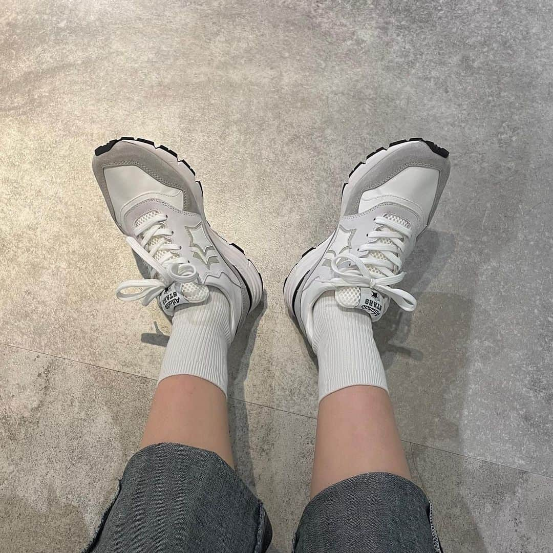 MiracleVellMagicのインスタグラム：「👟 n e w 👟 i mean look at them. such cuties! 🥺  新しいスニーカーなんですが。可愛すぎる！！！どうしよう。何にでも合わせられちゃうよね。やっぱり星のアクセントがたまらないよね。  これはねAtlantic STARSの東京店限定のLIMITEDスニーカーなの。 Atlantic STARSのスニーカーは他に3足持ってるんだけど、持ってる中で一番ソフトな履き心地。おしゃれする日も履きたいけどウォーキングシューズにもしたいぐらい😂  ちなみに私の行きつけは表参道にある東京本店なんだけどね、お店の奥にものすごくおしゃれなくつろげるスペースがあって、そこでエスプレッソを頂くのが好きなの🤤 (お店にはコーヒー作るマシンがあるの) (コーヒー苦手なので砂糖２袋入れてジャリジャリにしないと飲めないけど) (そしてここまで語っておいて写真を撮ってないの) (次行ったらちゃんと撮ってくるわね)  #atlanticstarsjapan #atlanticstars #cinquestellejapan #アトランティックスターズ #アトランティックスターズ東京」