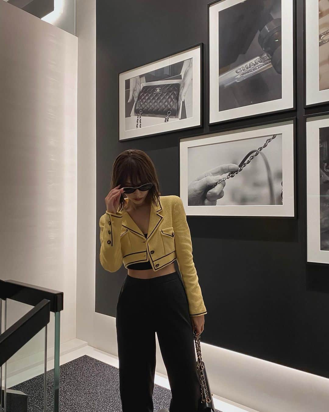 青田夏奈のインスタグラム：「⁡ 🤍𝐶𝐻𝐴𝑁𝐸𝐿 𝑆𝐻𝐼𝑁𝑆𝐴𝐼𝐵𝐴𝑆𝐻𝐼🖤 ⁡ ⁡ 最近できた心斎橋シャネルのアトリエ可愛かったなぁ💭 ⁡ アトリエ内でシャネルの歴史に触れられて きゅんとした🥺🖤 ⁡ ⁡ ⁡ ⁡ ⁡ ⁡ ⁡ ⁡」