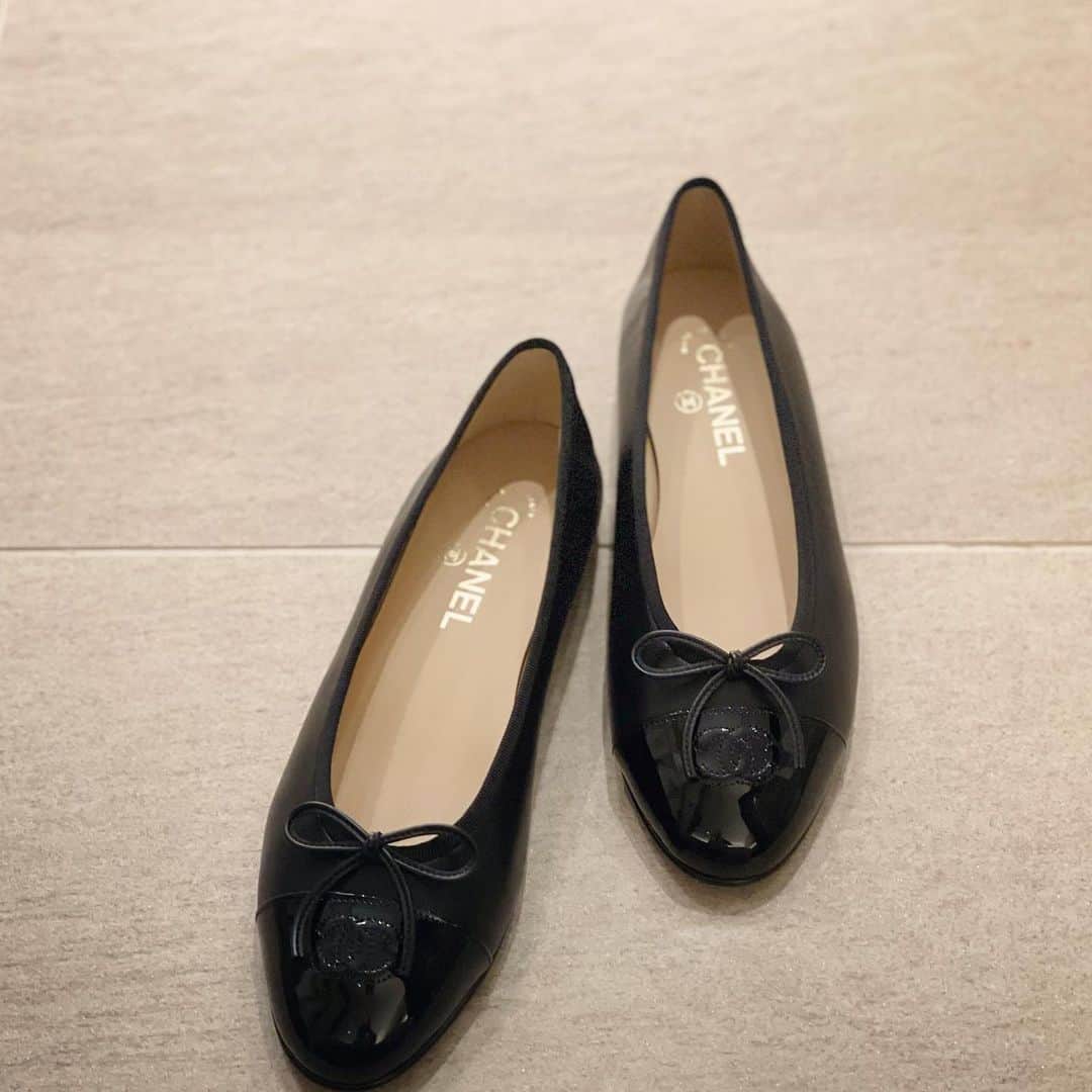 小川ひとみさんのインスタグラム写真 - (小川ひとみInstagram)「Back to basic🤍 20代の時に集めたChanelのフラット 若い頃には選ばなかった ベーシックな黒を🤍 #basic #simple #Chanel #flatshoes」9月30日 20時48分 - hitomy220