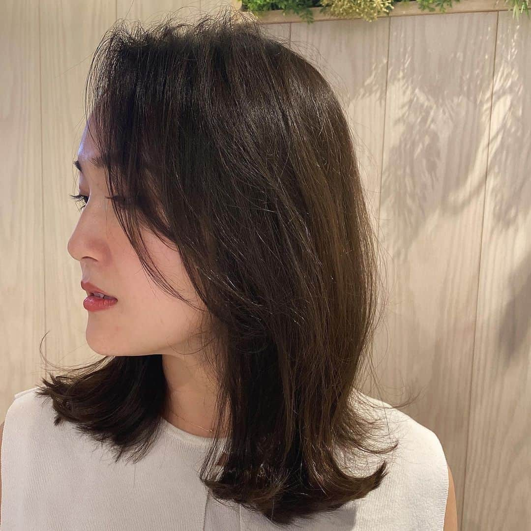 中野英菜さんのインスタグラム写真 - (中野英菜Instagram)「ヘアーの重要性★★★★★  表情と写りは確かに違うけど、 本当に同じメイクで、同じ環境で撮ったのに ヘアーだけここまで変わるの？って疑うレベルで、、、 改めて髪への重要性を自分で理解した🥺✨  私は髪細くてスーパー柔毛だから、 明るい+ロングはどうしても傷んで見えて、 綺麗に見えなくなる涙  韓国人みたいなハイトーンロングって憧れるけど、 自分に似合う似合わないって本当大事だよね😳  私のわがままで、明るめ伸ばしていたけども、 今回のイメチェンは阿部さん(@abe0106 )と いかに髪が綺麗に見えるかを相談して、 今回は大人ミディにして頂きました👏  ほーんとっ大正解🙆🏻‍♀️♡ いつも有難うございます！ Freera行った直後の自分が、 鏡を何度も見ちゃうくらい1番盛れてます♡笑  #ヘアー  #ミディアム #ヘアースタイル #表参道 #美容室 #ミディアム #韓国風 #ヨシンモリ #韓国 #ミディアムヘア #フリーラ #くびれヘア #大人ミディアム #omotesando #japan #freera #korean #hair #new #mediumhair #beauty #newhair」9月30日 20時55分 - ena_biyou