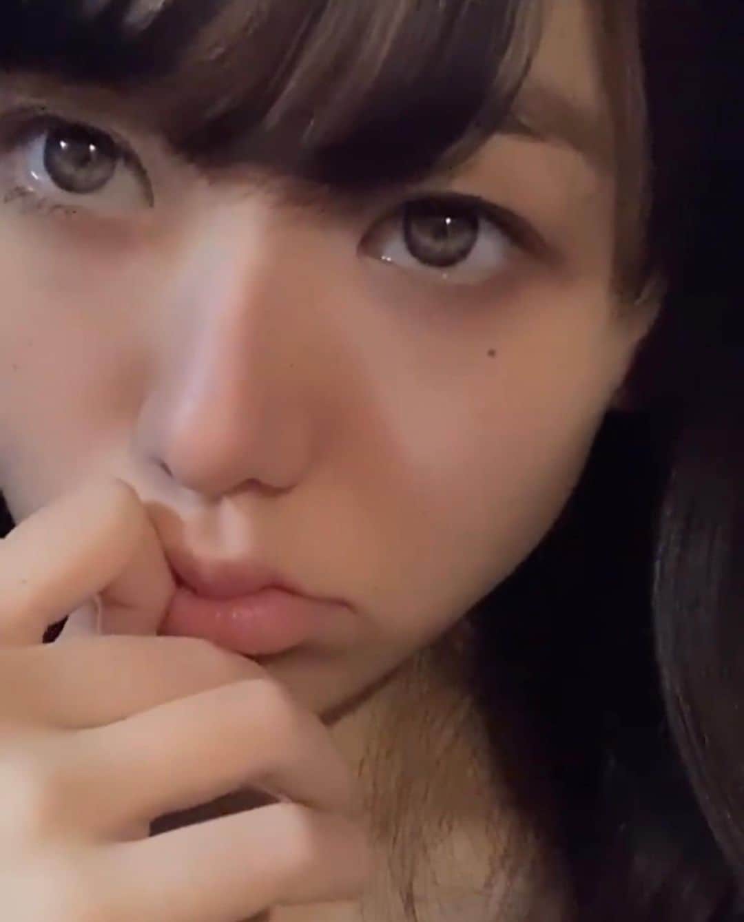 広田レオナのインスタグラム：「娘の矯正歯科のブリッジがやっと外れた😂😂😂 5年もかかりました😂 長かった… でも笑顔はとても可愛いかった😂 ずいぶん痩せたし… あとは身長が伸びてくれたら……もう21才だから身長は無理だね😅  #私は小さい頃に笑うと柳家金語楼にソックリだねと言われ笑えなくなった😅 #歯科矯正」