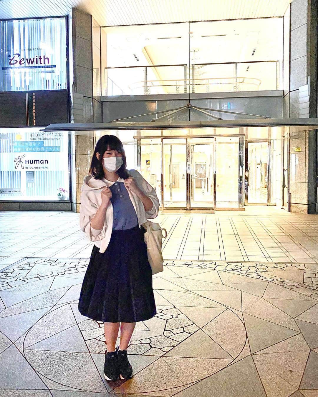 西原さつき（さつきぽん）のインスタグラム：「* ⁡ 先日、無事に声優学校を修了することができました🌼 自粛生活になった頃、何か新しいことへ挑戦したいと思い、前からずっと憧れだった声のお仕事をやってみたいという気持ちで通い始めました。 ⁡ 演技・アフレコ・ナレーションなど色んな授業があるのですが、発声のやり方が変わったり、表現の基礎を教えてもらえました。 約1年半の間、学ぶうちに気持ちや心構えも大きく変わったような気もします。 ⁡ 仕事が空いた時間にと、夜間コースで練習を続けました！ とても楽しかったです☺️ ⁡ これからも多くの経験を重ねられるように、精一杯やっていきます。 ありがとうございました！」