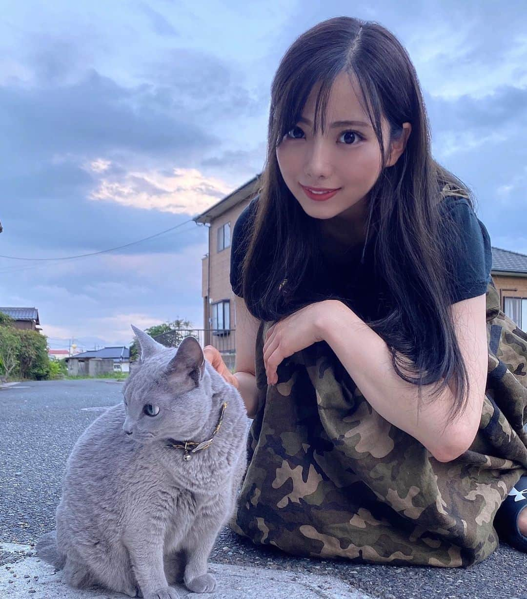 山下みちるさんのインスタグラム写真 - (山下みちるInstagram)「・ クッキーと一緒に おばあちゃん家の前をお散歩しました🐈❤︎  上手に座れなくて少し斜めに なってるのが可愛いポイント🥰  次会うときのおみやげは何にしようかな🐻 ・ #猫 #ねこ #ねこすたぐらむ #ロシアンブルー #고양이 #cat #instagood」9月30日 21時07分 - hello_chiruchiru