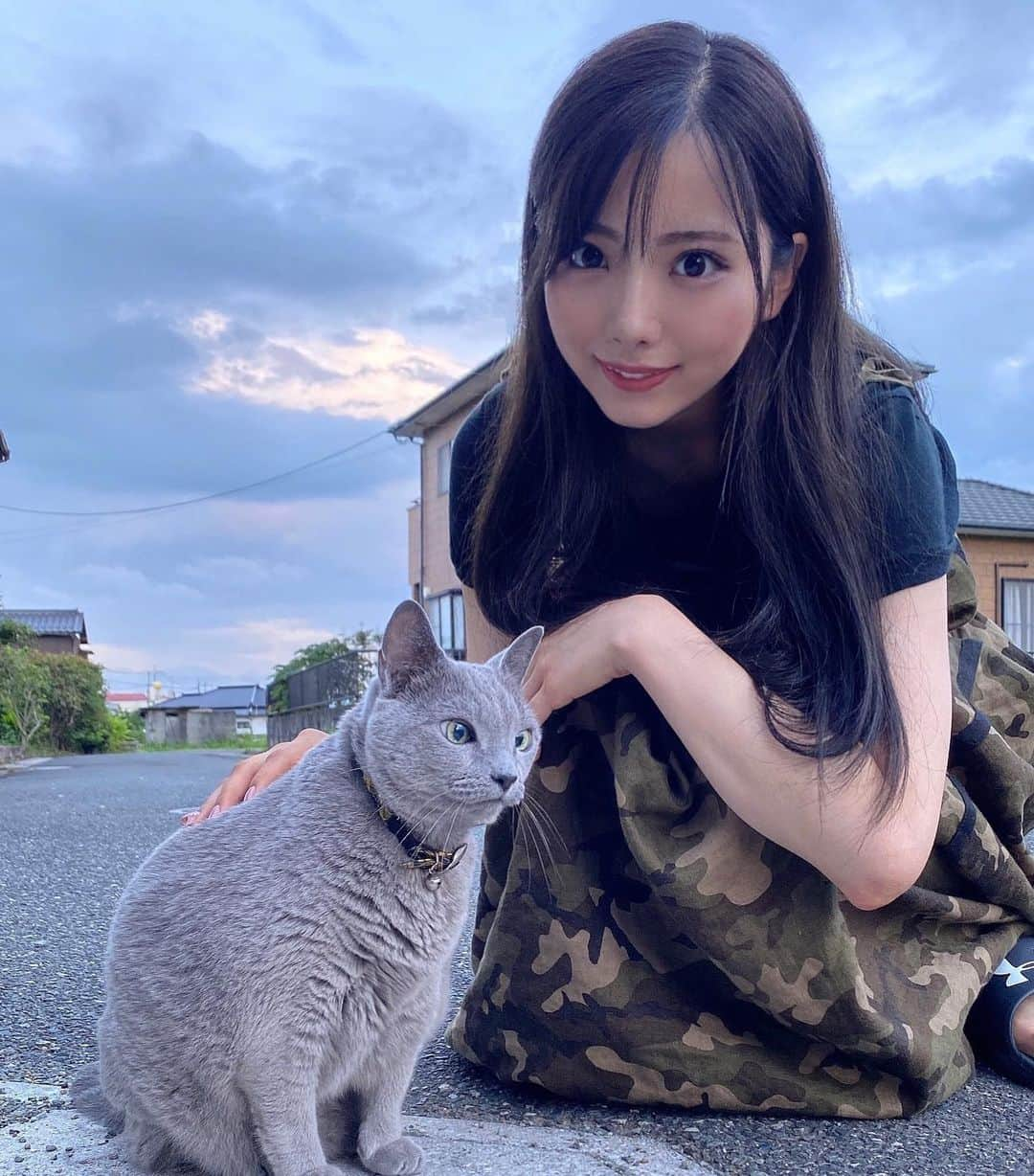 山下みちるさんのインスタグラム写真 - (山下みちるInstagram)「・ クッキーと一緒に おばあちゃん家の前をお散歩しました🐈❤︎  上手に座れなくて少し斜めに なってるのが可愛いポイント🥰  次会うときのおみやげは何にしようかな🐻 ・ #猫 #ねこ #ねこすたぐらむ #ロシアンブルー #고양이 #cat #instagood」9月30日 21時07分 - hello_chiruchiru