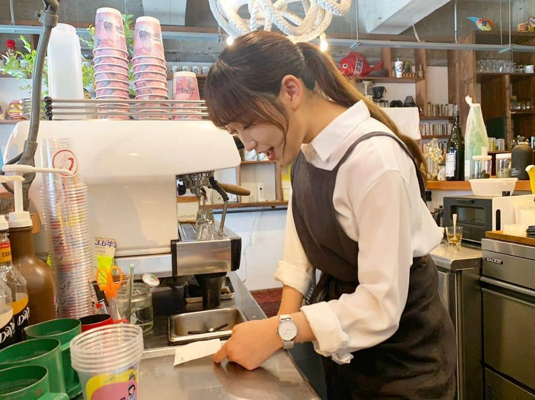 ゆわさんのインスタグラム写真 - (ゆわInstagram)「.  少し前のとある撮影での写真。 カフェで働いてみたい☕️」9月30日 21時28分 - yuwa_rosario