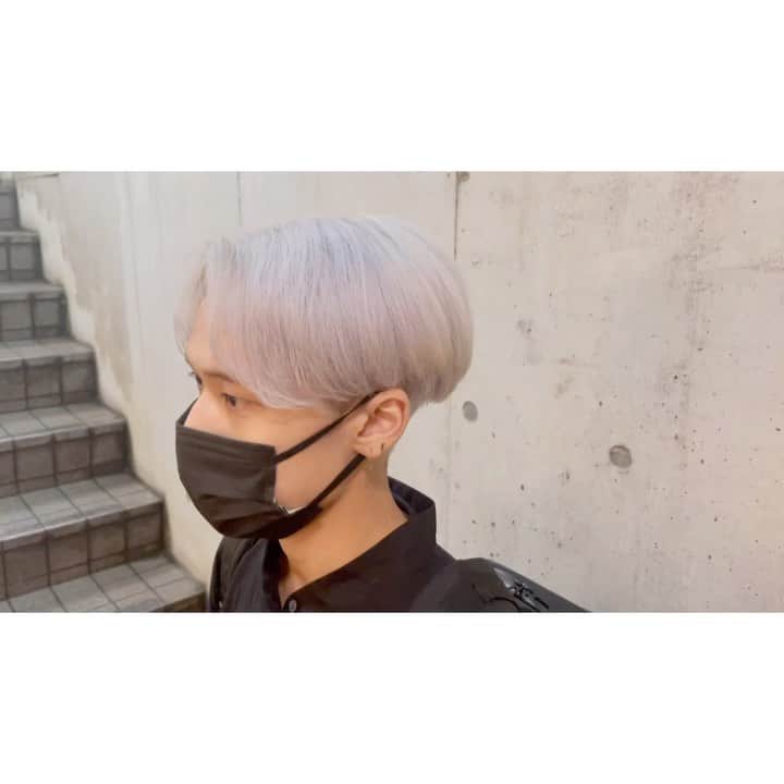 田中滉一のインスタグラム：「黒髪から白髪へ カット+ホワイトカラー¥25000 ⁡  #マッシュ #メンズヘア #メンズファッション #ヘアセット #カラー #ダブルカラー #ケアブリーチ  #美容師 #原宿 #美容室 #ホワイトカラー #白髪#白髪マッシュ#menshair #mensstyle  #無印良品 #l4l #金木研 #ハイトーン  #撮影 #センターパート #垢抜けヘア」