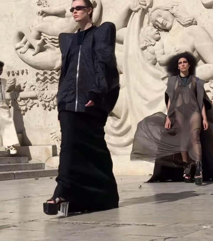Luraのインスタグラム：「Rick Owens has showcased the most sublime collection of sleek, sensual, ever-gothic silhouettes, oversized jackets and platform heels for his RTW SS22 womenswear collection. At the Palais de Tokyo, Paris. Video via @hwahwalala 🖤」