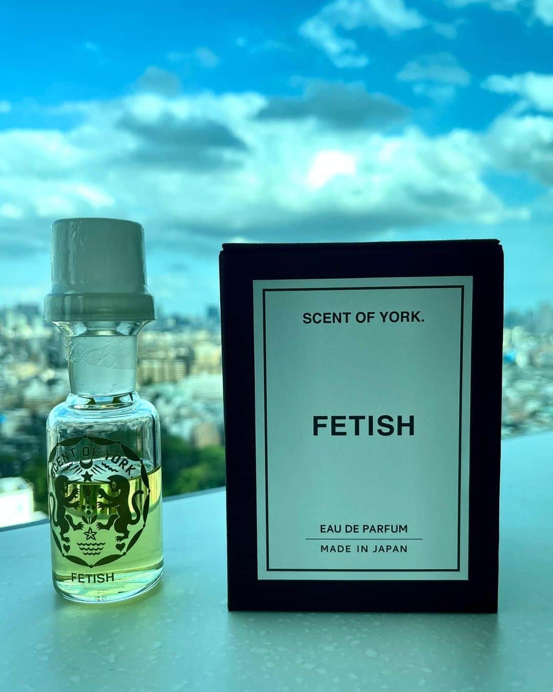 布袋寅泰さんのインスタグラム写真 - (布袋寅泰Instagram)「FETISHという名の美しい香水。made in japan。中野裕之監督からのギフト。新しい秋に纏います。#fetish #香水　#york」9月30日 21時45分 - hotei_official