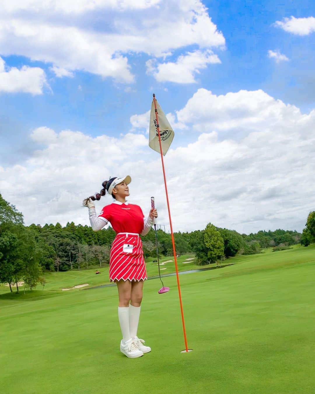 天木じゅんさんのインスタグラム写真 - (天木じゅんInstagram)「. . 2日連続golf⛳️⛳️⛳️ @harajukugolf_academy  赤石コーチと round lesson day⛳️ なんとなんと、 ベストスコア更新です！！！ "120"🤭🤭🤭 5ヶ月前のデビューは140だったから まぁまぁです。。。 赤石コーチと回るコースが1番楽しい❤️‍🔥❤️‍🔥❤️‍🔥 言われた通りに力を抜いてスイングすると 勝手にボールがぶっ飛んでくれる/// 昨日の動画と見比べてもらったら すぐ分かると思うんだけど、 ブレが大分なくなりました！ そして、バンカー教えてもらって怖くなくなった！  私のスコアの内訳 前半61 後半59 パット数 前半24 後半24 計48😱😱😱 ほぼパターが原因でした🥶😨 このパターをめちゃくちゃ練習して克服すれば… 夢の年内100切りもまだ頑張れるかもしれない🥺🥺🥺 どうか暖かくお見守り下さい😎 . . 赤石コーチ 本当にありがとうございます！ これからもずっとついて行きます！  ウェア @archivio.official_online  クラブ一式 @pinggolf_japan  シューズ @pearlygates_official  #天木ゴルフ #ゴルフ #golf #ゴルフ女子 #ゴルフウェア #アルチビオ #原宿ゴルフアカデミー」9月30日 21時41分 - jun.amaki