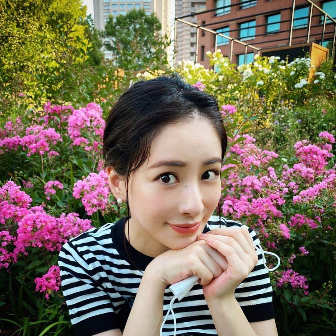 神室舞衣のインスタグラム：「あげる写真がないまま 季節が変わってしまいました。  ストーリーにも載せてますが あるとすればメダカやビオトープやアオムシかアゲハ蝶の日記くらいで。笑  そんな私に携帯のアルバムが 勝手に去年の写真を振り返って懐かしんでくれてるのでここに共有させてもらいますね✌️  青虫🐛が脱走して行方不明だったんだけど、無事に部屋の中でサナギになれたらしく。。  脱走時はサナギになるには早いからもう生きれないんじゃないかなと思って何日間か探したんですがとうとう見つからず。  まぁ無事なら2週間後あたり起きてリビング行けば蝶々が飛んでるだろうなとは思ってたんですが、一昨日ほんとに飛んでたのには安心しました。笑  起きたら部屋に蝶々飛んでる人なかなかいないよね？笑  妹はパタパタと羽の音がして恐怖でしかなかったと言ってましたが😅  無事に3匹目が旅立って夏の終わりを感じますね〜 残り、サナギ3匹。  もう秋か 花粉が怖いな〜  でも！ 秋服も食欲の秋も大好きだから凄く楽しみです✌️🌰  2021.09.30」
