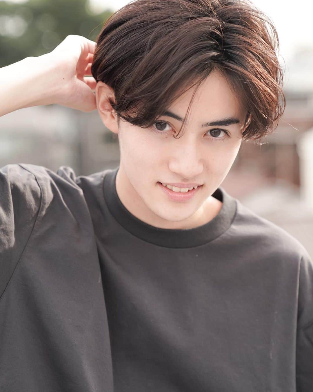 畠山理温のインスタグラム：「写真に手が入ると躍動感が出ると聞きました笑 躍動感出てますかね？😅  #畠山理温 #スターダストプロモーション #EBiDAN  #EBiDANNEXT #EBiDANTOKYO  #スタダ  #センター分け」