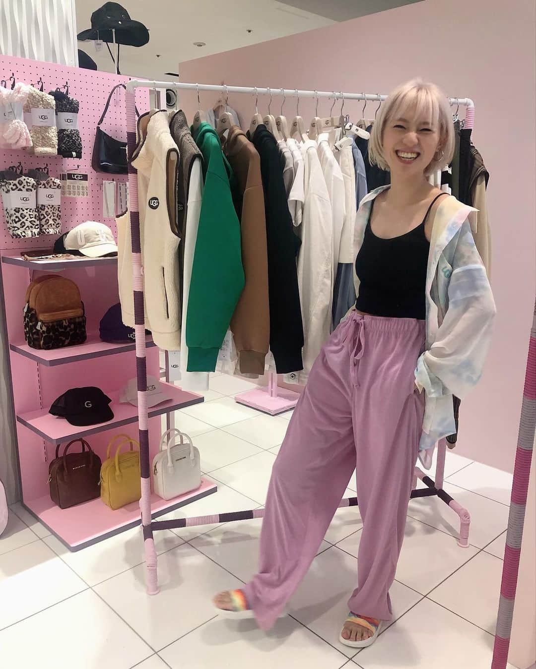のインスタグラム：「インスタライブ、 ありがとうございました！🥺  変わらない皆さんの優しさが 本当に嬉しかったです。 いっぱい失ってきたけど そんな中でも応援してくれる方たちがいることに 私は感謝しています🥺🥺🥺🥺 とても楽しい時間でした✨✨  わたしがSNS不慣れで どうしてもアーカイブに残せませんでした。何を間違えたんだろうか… 本当にすみません…🙇‍♀️🙇‍♀️  次は ドイツから元気な姿をお見せできますように☺️☺️☺️☺️☺️☺️  #UGG #生配信 #UGGatmos #アーカイブごめんなさい #私はすぐ現れます！」
