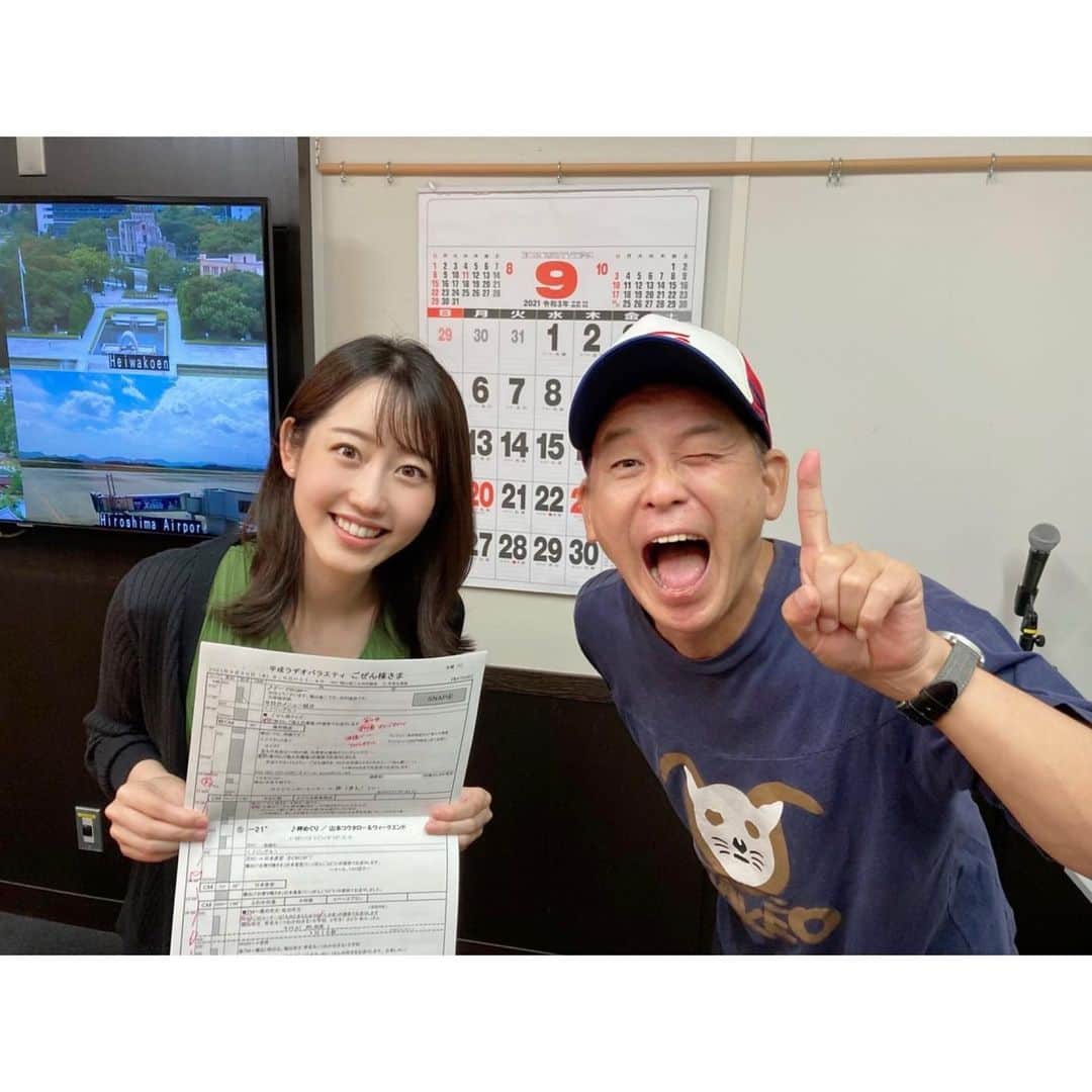 河村綾奈のインスタグラム：「今日でちょうど #ごぜん様さま を担当させていただき、7年が経ちました。 と言っても満を辞して迎えたわけでは全然なく、リスナーの方からのメールで気づきました。 いつもありがとうございます。  明日からも、これまでと変わらず楽しいことに敏感で、 何倍にも面白がりながら過ごしていきます。 引き続きどうぞお付き合いください！  7年前、第一回目と同じポーズで横山さんと(^^)♪  #RCCラジオ」