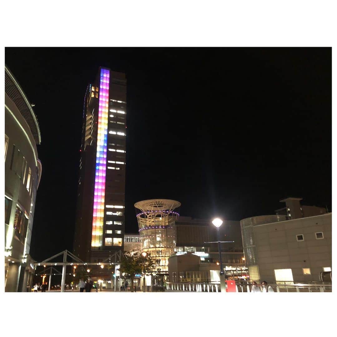のインスタグラム：「🕊 . きょう、3年半暮らした 高松市を離れました。 . たくさんの思い出ができました🍀 入社1年目の頃は ラウンドワンやカラオケによく行ってました😂 あの頃は、若かった。笑 . 映画館もよく行ったなあ メロンソーダ🥤とポップコーン🍿で 楽しい時間を過ごしてました😌 . 新型コロナ禍で なかなか東京に帰れなくなってからは 香川のいろんな場所をお休みの日に訪れました🙋‍♀️ 季節の移ろいとともにみせる美しい景色✨ 逆にこの1年半が1番充実していたかもしれません。 . 通い慣れた通勤路 たくさん可愛がってくれた行きつけのお店 きょうが最後か。 もうこの道を通らないのか。 そう思うと急に寂しくなって 香川を離れることを実感しました . どこを見てもどこを通っても いろんな思い出が溢れてくるんです。 つくづく私は この土地が大好きだったんだなあと思いました . 大好きな人たちがいる この素敵な街に、また戻ってきます。 本当にありがとうございました！ . あすからは東京で頑張ってきます🔥 しばらくは思い出の写真載せまくるので お付き合いください😂 . #香川 #高松 #高松駅 #jr四国 #マリンライナー #サンポート #ありがとう」