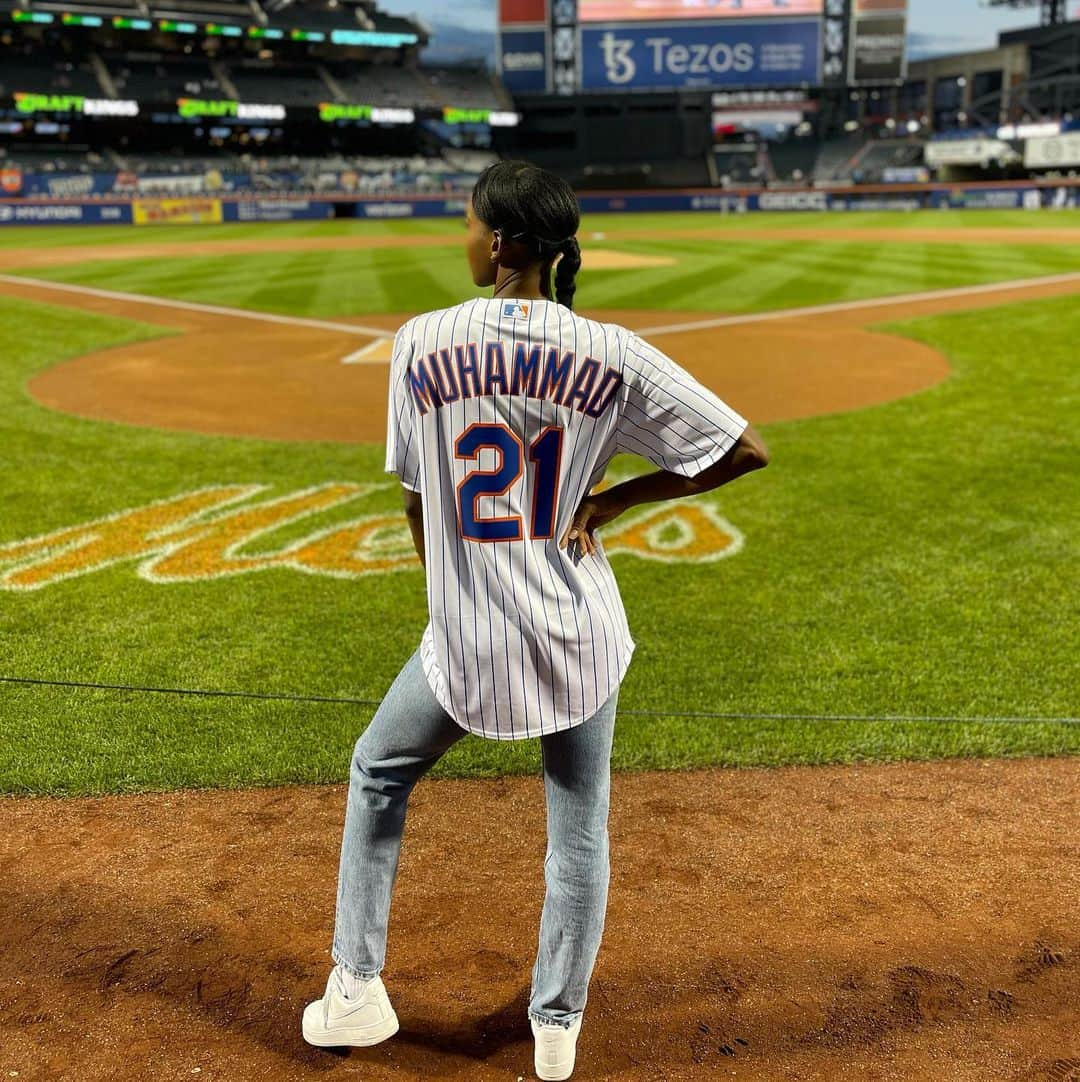 ダリラ・ムハマドのインスタグラム：「I’m only good at hurdling and proud of it lol. Let’s go Mets!!」