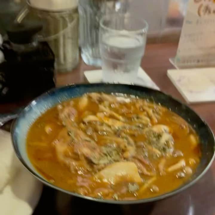 のインスタグラム：「カレー処ニューチェックさんへ行ってきました。 店の雰囲気もカレーの見た目も味もパンチ力ありすぎな上、激ウマでございます！ 食べ終わってからサウナに行ったかな？と思うくらいスッキリします。 チェックさんご馳走様でした！ 激しくお勧め！ #ニューチェック #スープカレー #Firebirdhot」