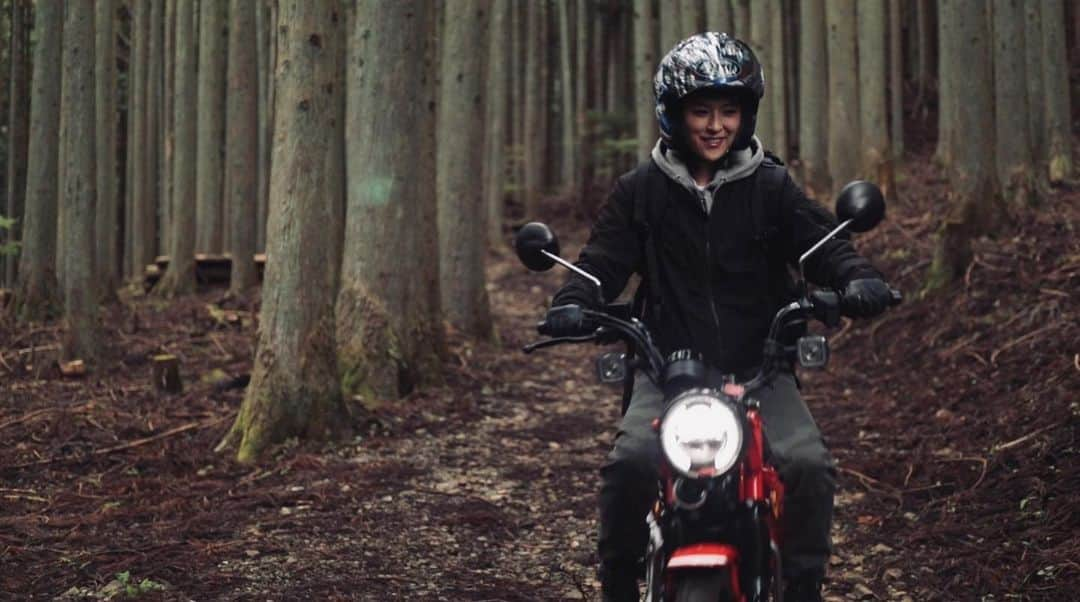 采女華のインスタグラム：「ハンターカブ🛵 × 林道🌲  #honda #ct125 #hantercub #motorcycle #forest #forestroad #japan #doshi #village #thelitas #バイク #バイク女子  #林道 #道志村 #ミスターバイクBG #mrbikebg #ハンターカブ」