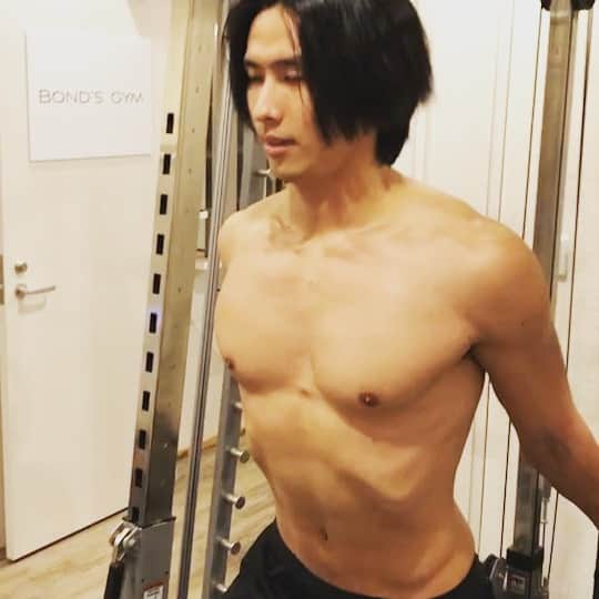 のインスタグラム：「締まりないなぁ 最近サボってたんでちゃんとスイッチ入れてやります💪  #トレ中に笑かすの禁止 @hanma_baki_fitness  #リオン誕生日おめでと👏🎂 #まさやくんもちょっと前だけどおめでと👏🎂 @lion_nakamichi  @masaya__yamagishi  @bondsgym_official」