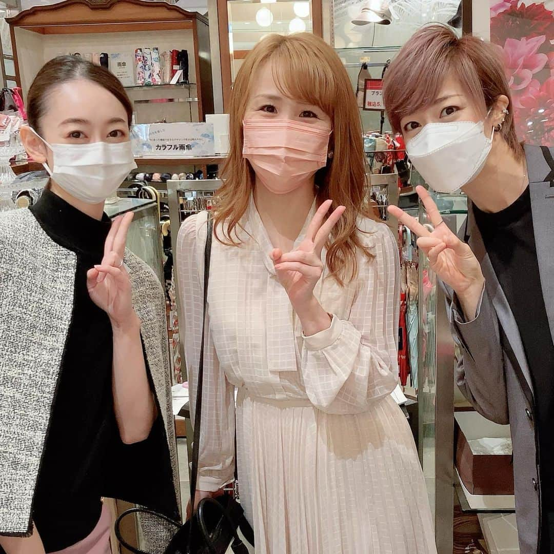 冴月瑠那さんのインスタグラム写真 - (冴月瑠那Instagram)「☽･:*☪︎*｡꙳☽･:*  ダリアジェンヌ 有楽町マルイ店  本日最終日でした！！ PAPILIOと共に連日御来店下さいましたお客様、 メッセージを下さった皆様、本当に本当にありがとうございました🙇‍♀️🙇‍♀️ この様な状況の中ではございましたが、人と人との温かい繋がりを改めて感じる事の出来る楽しいひとときでした…！ 心から、感謝の気持ちでいっぱいです👏！！  最終日にして奇跡の同じシフト😁こりちゃん。 「ご夫婦役されてましたっけ…？｣と言って頂いたり… いえいえ、つくしママと紅緒パパです。笑 でも分かる、なんか妙な安心感…  卒業ほやほやのちぃー！！ 何年振りかの再会のみづき！！ 会えて嬉しすぎた😆  そして忙しい中撤収作業に駆けつけてくれたるかちゃん😆 心強すぎて、一瞬で終わりました👏 るかちゃんの気の利いた提案に、「そうだね！」しか言ってない使えない先輩😂笑笑 作業に必死すぎて、写真撮るの忘れてたーー💦😢  またどこかでお会い出来る日が来ます様に…！  #ダリアジェンヌ #PAPILIO #梓晴輝 #瞳ゆゆ #花音舞 #瑞羽奏都 #美花梨乃 #碧宮るか」9月30日 22時57分 - luna_saezuki