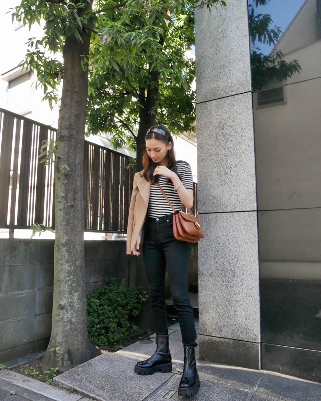 大政絢のインスタグラム：「#今日の絢服  Bag @celine  denim @pt_japan  boots @coel.official   #celine#celinetabou#セリーヌタブゥ」