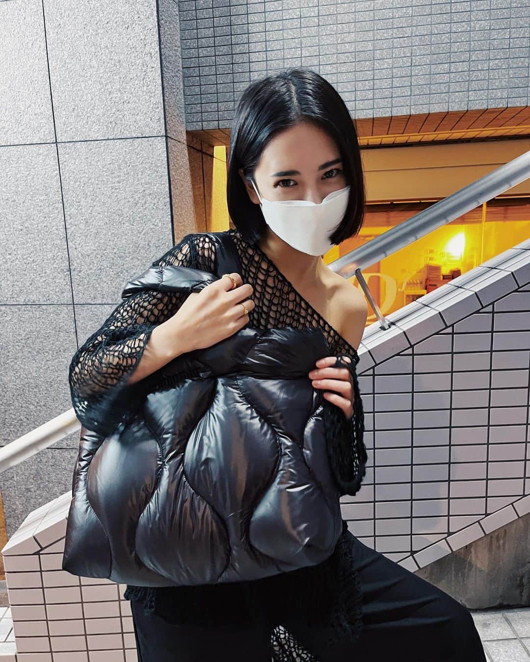 藤井夏恋さんのインスタグラム写真 - (藤井夏恋Instagram)「miumiuの新しいバッグ、沢山入るし軽くてふわふわしててなんか安心するー🐈‍⬛ #miumiu#iphone13で撮影」9月30日 23時24分 - fujiikaren_official