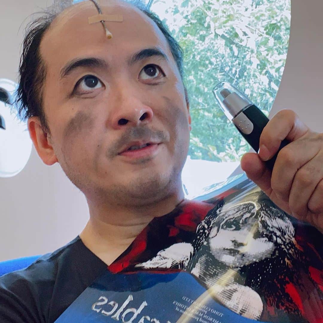 斎藤司のインスタグラム：「レミゼ松本初日〜！！ 列に入れよぅ！！ 初日終わったけど 次がもう千秋楽。 #松本最高 #風がいいんよ #片手に持ってるのはご愛嬌 #みんなと写真撮りたいけど #シャイだからさ俺」