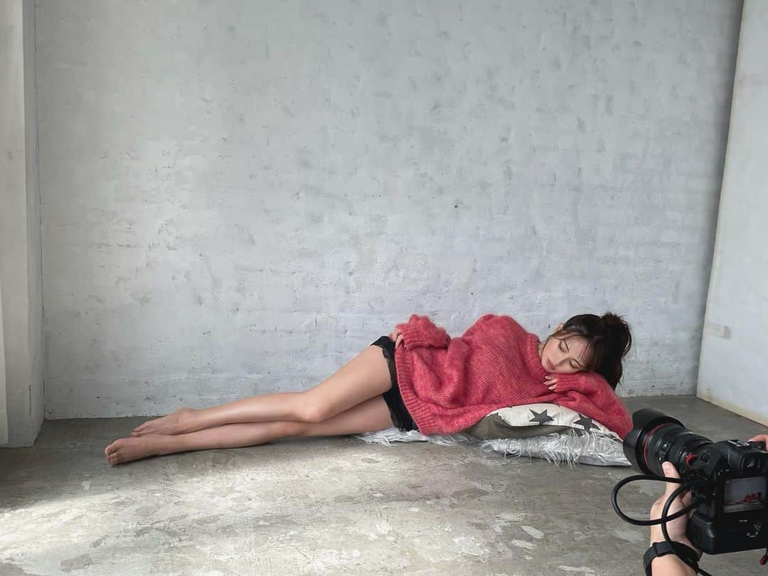 宮内理沙のインスタグラム：「shooting of #shethreemagazine 📸💐 . . ストーリーにも載せたこのニット本当にかわいい🥺❤︎ ニットが着れる季節になってほしいなあ🧶 . . そして今日で4日間ファスティング終了しました🙏 夜は回復食1回目の梅流しを食べて、明日から @estheprolabo_official のファストプロミール(回復食)を食べる予定です！ ファスティングについてはストーリーか投稿に纏めようと思っています🌹  #shethree #estheprolabo  #プロラボ  #ファスティング #ダイエット」
