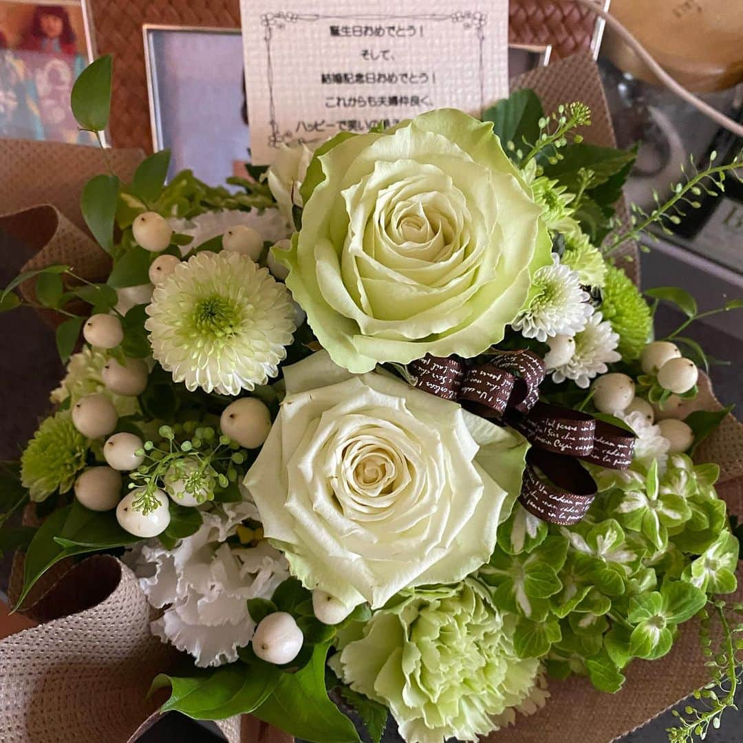 潮田玲子さんのインスタグラム写真 - (潮田玲子Instagram)「昨日お誕生日に結婚記念日をむかえましたー🎂🎉 チビ達にはお手製バナナケーキとメッセージでお祝いしてもらいました🥳🥳🥳🎉❤️ 一生懸命お祝いしてくれる家族がいることが何より幸せです😊☝️ そして産んでくれた母からはお花が💐母は「もう38歳なのね〜」としみじみ言ってました笑笑🤣 夫には大好きなお店に連れて行ってもらいました🤤🙏 アラフォー万歳🥳🙌🙌🙌  良い歳の重ね方ができるように良い日々を過ごして行きたいものですね🙋‍♀️ みなさんからもおめでとうコメントたくさんありがとうございます🙋‍♀️🙏❤️  #9月30日 #お誕生日 #結婚記念日 #9周年 #家族 #いつもありがとう #シワとかシミとか #いろいろ気になるけど #それも人生を重ねてきてるから #幸せなシワだ笑」10月1日 10時14分 - reikoshiota_official