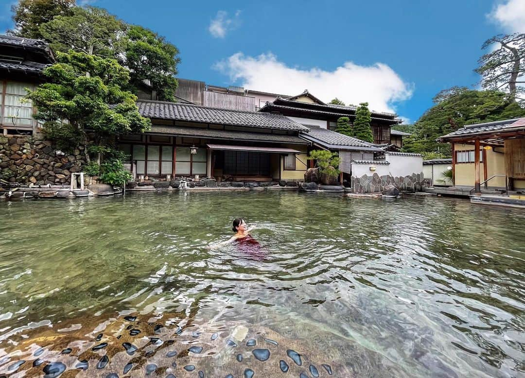 北出恭子のインスタグラム：「・ ・ ・ 【120坪の大露天風呂‼️玉造温泉「湯之助の宿 長楽園」♨️～126平米❗️最上級特別室『BIHADA-premium-別邸 相生』✨～】  島根県の玉造温泉は、奈良時代に発見されたとされ、1300年の歴史をもつ人気の温泉地♨️  そんな玉造温泉の中心部にある「長楽園」は明治元年創業で、昭和天皇も滞在された由緒正しい大型の老舗旅館✨  @chorakuen  👆  長楽園には、男女別の内湯、露天風呂、貸切風呂など、色々な温泉がありますが…  メインは何と言っても♫ 120坪を誇る日本一の“混浴大露天風呂”‼️  湯あみ着を着て入浴できるので、女性でも安心です♪  開放的な露天風呂にはいっていると、つい手足を大きく伸ばして泳ぎたくなってしまいます(笑)  夜には混浴大露天風呂がライトアップされて幻想的⭐️ 障子を４枚活用した１６０インチのロテンブロシアターで、温泉につかりながら映像も楽しめるのが斬新です🎥  長楽園は５本の源泉を所有していますが、その５本の源泉と玉造温泉の町の源泉をこの湯船にブレンドし惜しみなく注がれています♨️   すごい湯量ですよね😳  衛生管理のため塩素は添加していますが、源泉かけ流し☆  泉質は…ナトリウム・カルシウム－硫酸塩・塩化物泉（低張性－弱アルカリ性－高温泉）  泉温69.6℃、ｐH8.3、溶存物質総計1580㎎  ツルツル感があり、しっとりと肌をやさしく包み込むようなとても肌ざわりのよい湯です❤️  純和風建築の離れで、築90年の伝統を誇る「離れ別荘 相生荘」がニューアル✨  最上級特別室『BIHADA-premium-別邸 相生』は、延べ面積126平米❗️和モダンスタイルのリッチでオシャレな空間です😍  日本庭園内の小高い丘の上に建っているので、縁側や専用庭園から泉水や日本庭園を一望できます🍃🍁  ベットルームもモダンな設えで広々🛌パウダールームも完備💄  さらに！！！ 客室には専用エステルームが💆‍♀️  クロモジ、檜、月桃などの和精油の香りをその時の気分や好みで選択でき、３種類のスパメニューから選択できます🌿  温かい温泉水と酵素をブレンドした泡洗顔やフェイスマスクの上から温めた温泉水をかけるなど🧖‍♀️ 温泉水を活用した長楽園ならではのスパを体感できてとても癒されました♡♡♡  十分な広さの客室露天風呂では、上質な源泉かけ流しの温泉をいつでも好きなタイミングで堪能することができます♡♨️  露天風呂の横には浅い湯船がもう一つ。のんびりと足湯もできますよ🦶  お食事は、若手料理人２名が中心となり完成させた、美肌会席『しまね美食膳』🍱✨  県内食材をふんだんに活用した彩り豊かで斬新なアイディアメニューばかり😚  ・冷やしトマト ・旬菜三種盛り ・日本海産鮮魚三種盛り ・奥出雲ポーク蒸篭蒸し ・鰻と糸ウリの素麵 ・島根和牛ステーキ ・べべ貝釜飯 ・あかもく赤出汁 ・奥出雲甘酒と木次牛乳プリン デラウェア＆奥出雲薔薇園のバラソース  朝食も、飲んだ翌日にもありがたい（笑）胃腸や肝臓にやさしいヘルシーメニュー🍚  ほっと心が落ち着く快適で贅沢は空間で、この上ない上質な時間を過ごすことができました…🍾🍷  自分へのご褒美や素敵な方へのプレゼントにおすすめです❤️🎁  #玉造温泉　 #湯之助の宿長楽園  #美肌県しまね  #島根県の温泉  #島根県 #女子旅 #美肌 #温泉女子  #混浴露天風呂 #客室露天風呂  #高級旅館  #温泉 #温泉宿 #温泉旅行 #温泉旅館 #温泉家 #北出恭子 #温泉専門家  #温泉ソムリエ  #tamatsukurionsen  #japanesefood  #japanesegirl  #japantravel  #japan_of_insta  #onsen #溫泉  #온천  #hotsprings  #spa  #kitadekyoko」