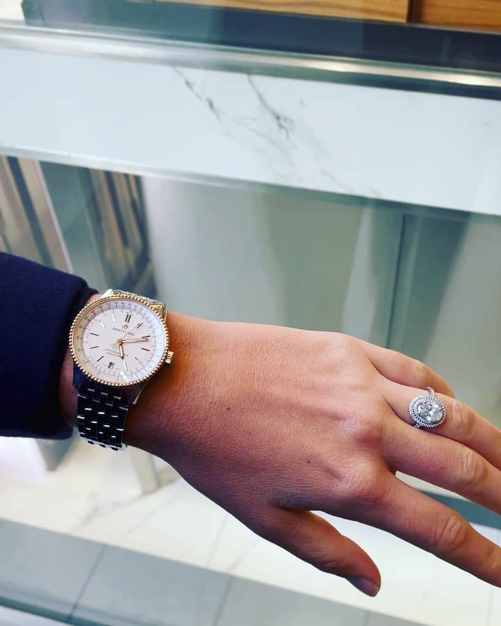 ジョアンナ・コンタのインスタグラム：「Hey @breitling_uk 👋👋 👀」