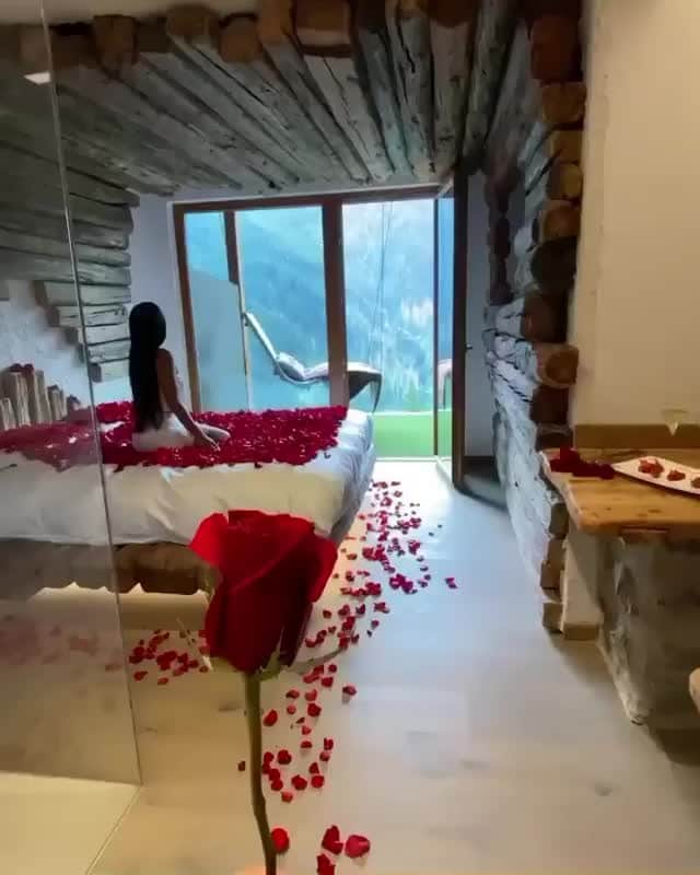 Crazy Roomsのインスタグラム：「Fairytale moments at Hotel Chalet Al Foss in Italy 🌹 TAG someone you love ❤️ Video by: @missangievilla w/ @jeremyaustiin」