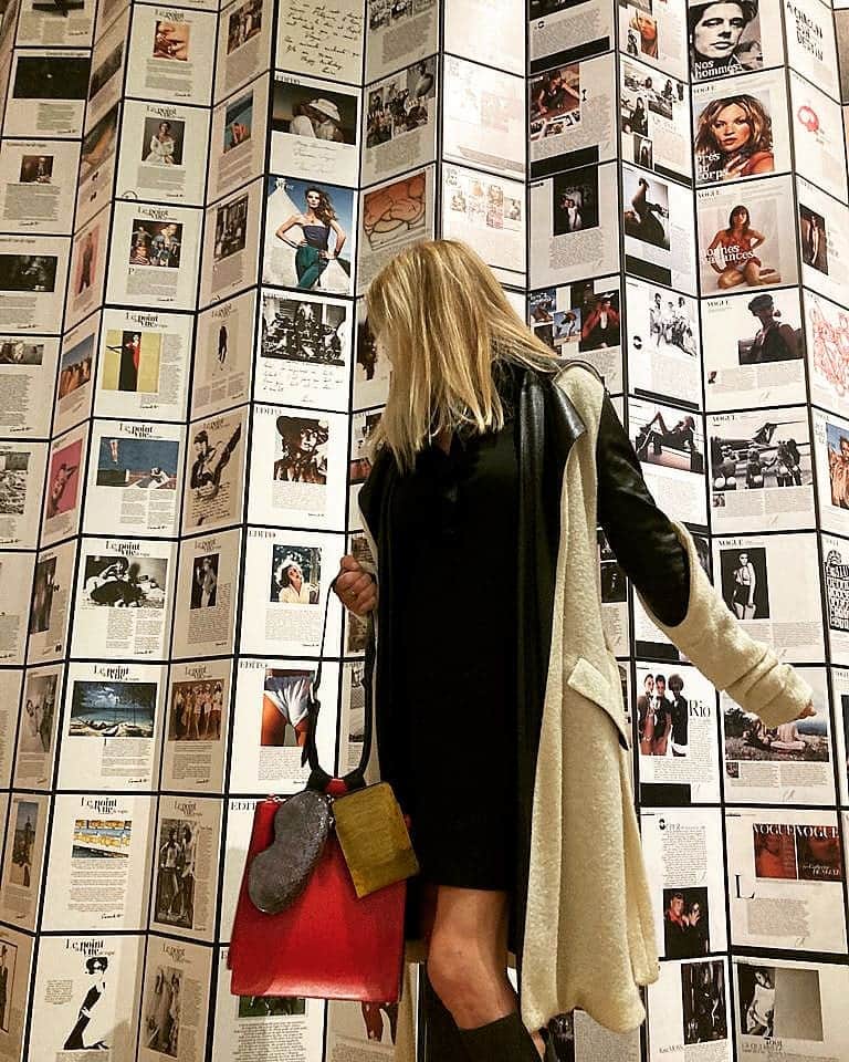 ジョン リベのインスタグラム：「Tonight at the VOGUE EXPO 1920-2020 . . . . . . . . . . . . #johnribbe#handbag#johnribbebag#bag#fashion#expovogue#vogue#expo#exposition#paris#parisfashionweek#fashionweek#baglover#coat#johnribbecoat」