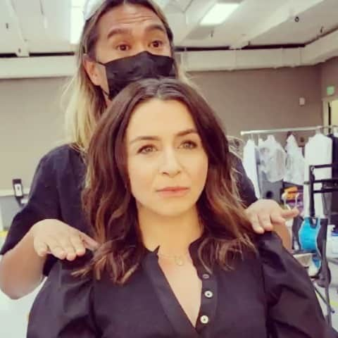 カテリーナ・スコーソンのインスタグラム：「Getting ready for Grey’s Anatomy Season 18 premiere like…  @greysabc @cutmarc @taiyoungstyle #greysanatomy」